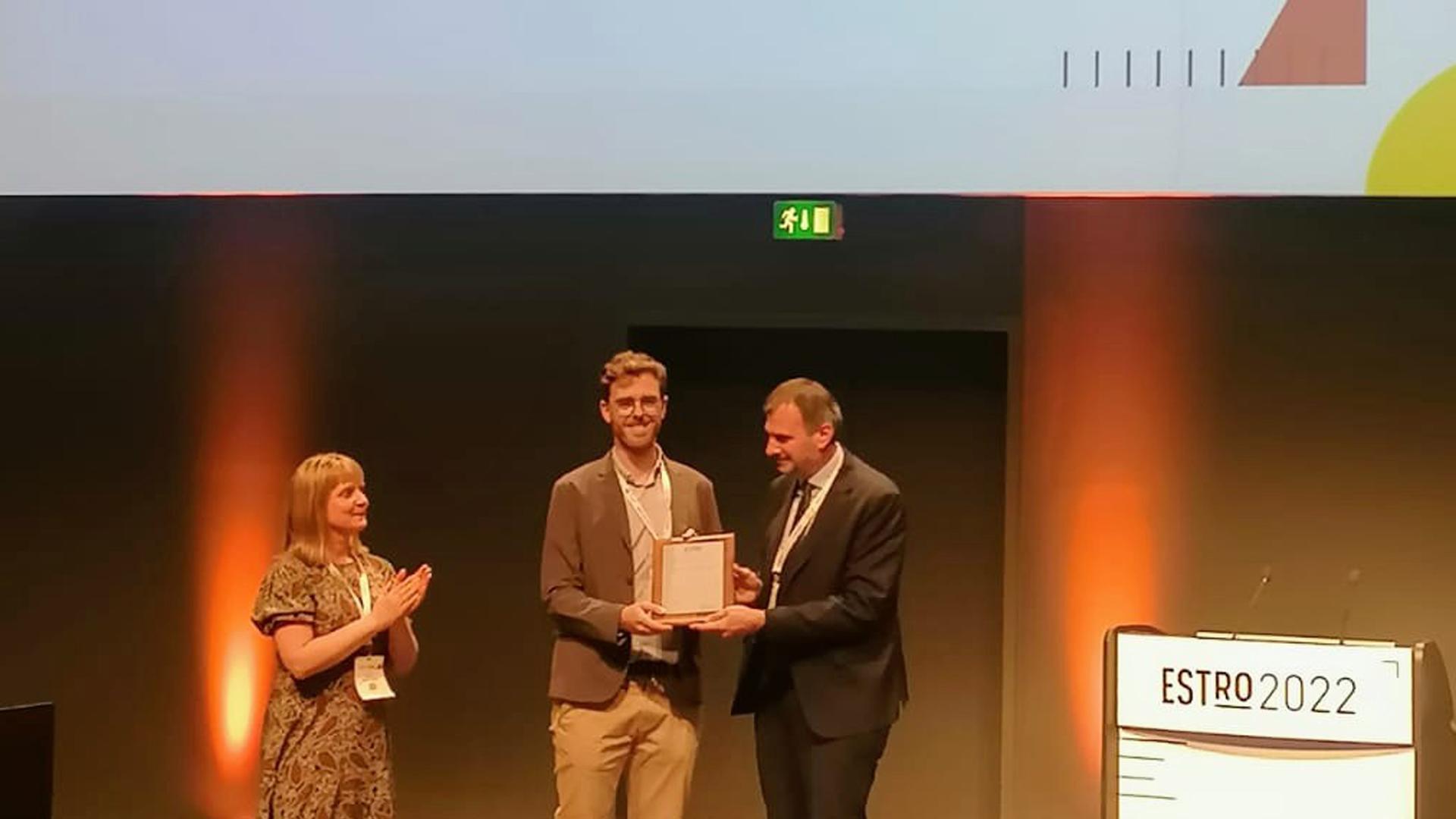 Ignacio Visus recibe el premio durante la celebración del congreso europeo en Dinamarca