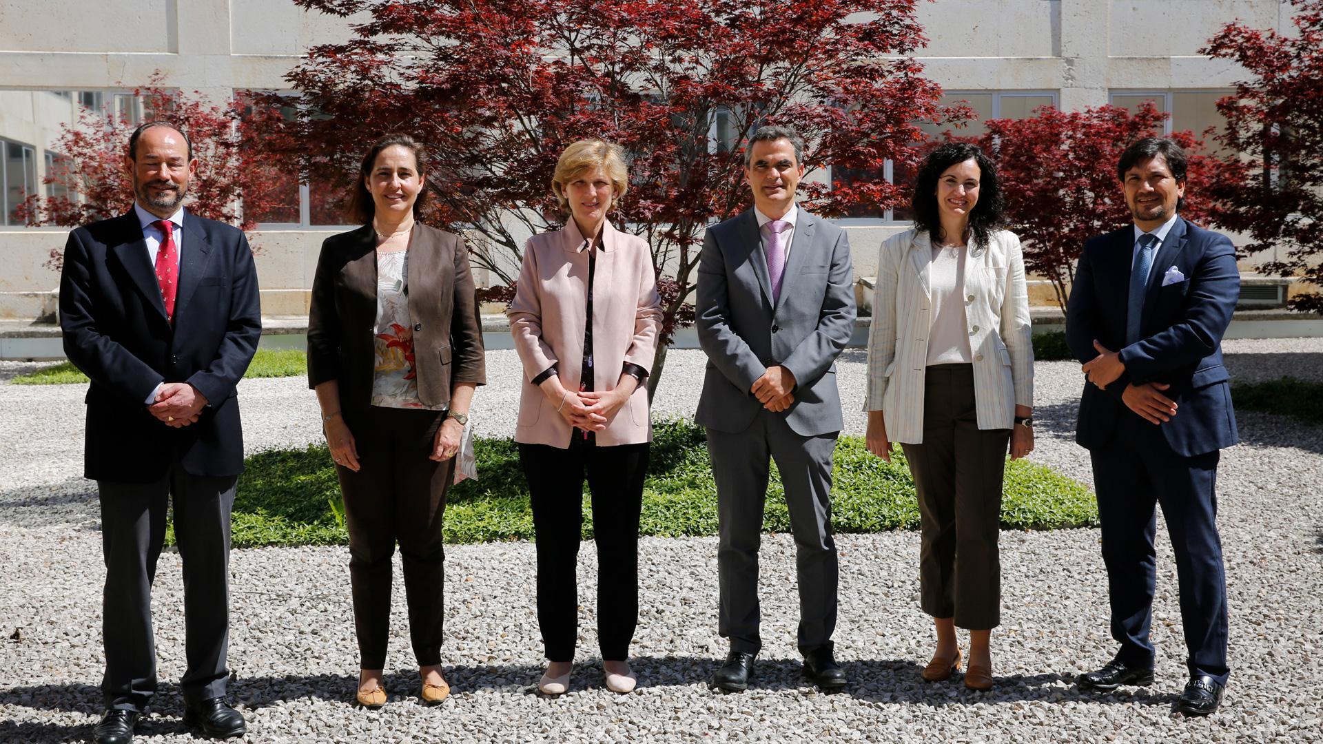 De izquierda a derecha, el director del Instituto de Ciencia de Datos e Inteligencia Artificial de la Universidad de Navarra, Jesús López Fidalgo; Pilar Concejo, directora de Formación y Gestión del Talento en el Grupo BBVA, la rectora María Iraburu; Guzmán Garmendia, director general de Telecomunicaciones y  Digitalización del Gobierno de Navarra; la vicerrectora de Investigación y Sostenibilidad, Paloma Grau y  Marco Bonilla, disciplin leader Advanced Analytics de BBVA