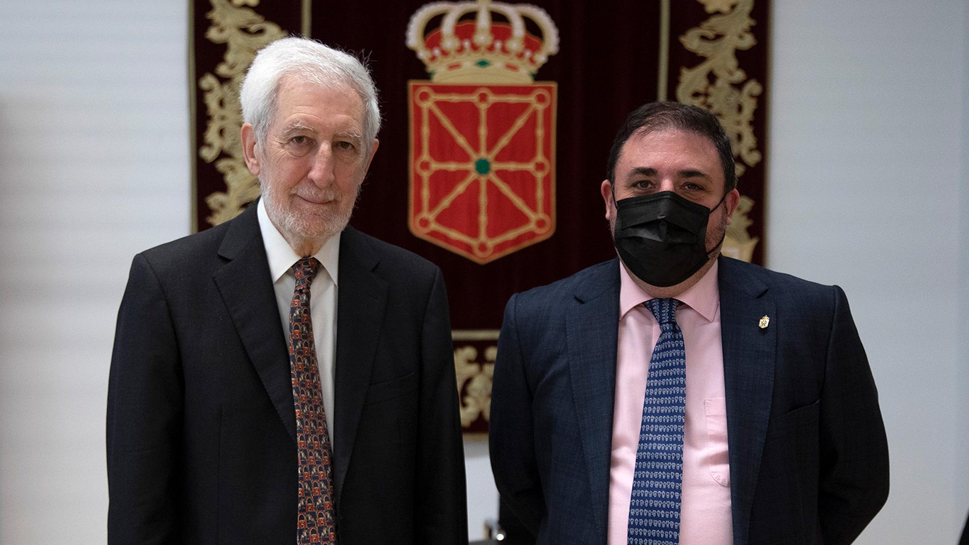 El presidente del Parlamento de Navarra, Unai Hualde, junto a Juan Luis Beltrán, presidente de la Oficina de Transparencia de Navarra