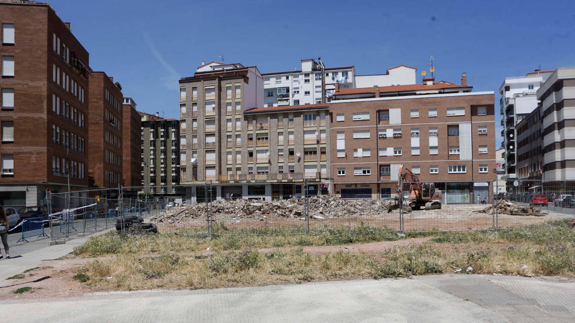 Solar entre las calles Santa Quiteria, Hilarión Eslava y Joaquín Azcárate en el que el Ayuntamiento de Burlada quiere construir un parking subterráneo