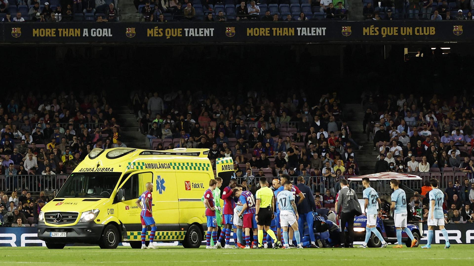 La ambulancia espera para trasladar a Ronald Araujo