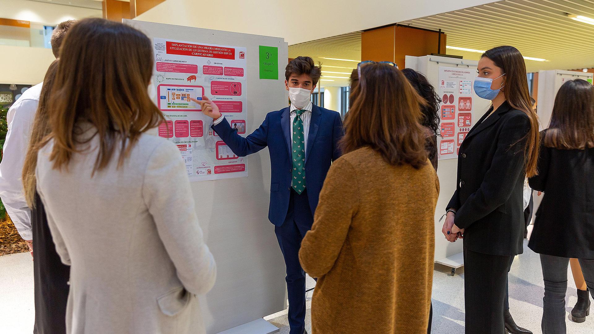 Un grupo de estudiantes de la Universidad de Navarra, durante la defensa de sus trabajos de fin de grado