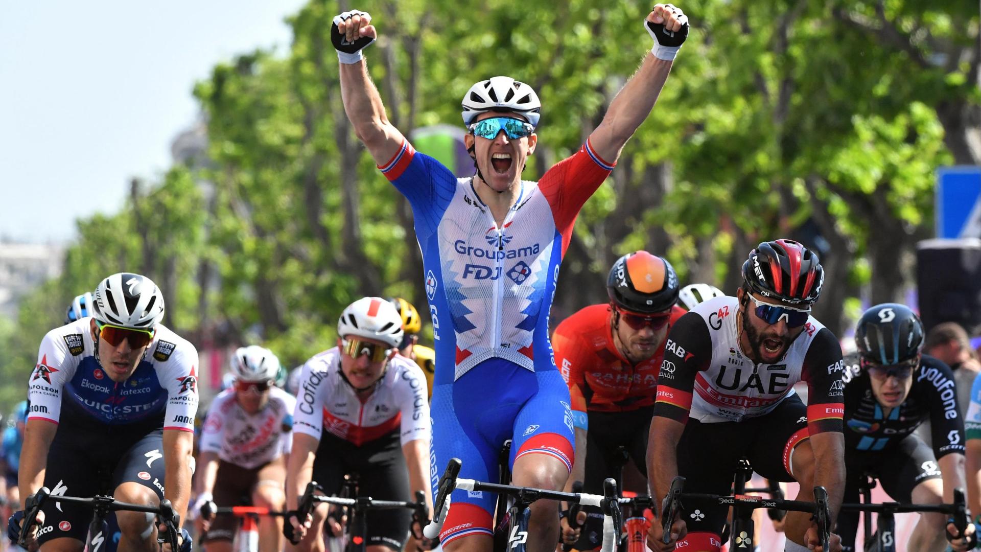 Arnaud Démare celebra su victoria