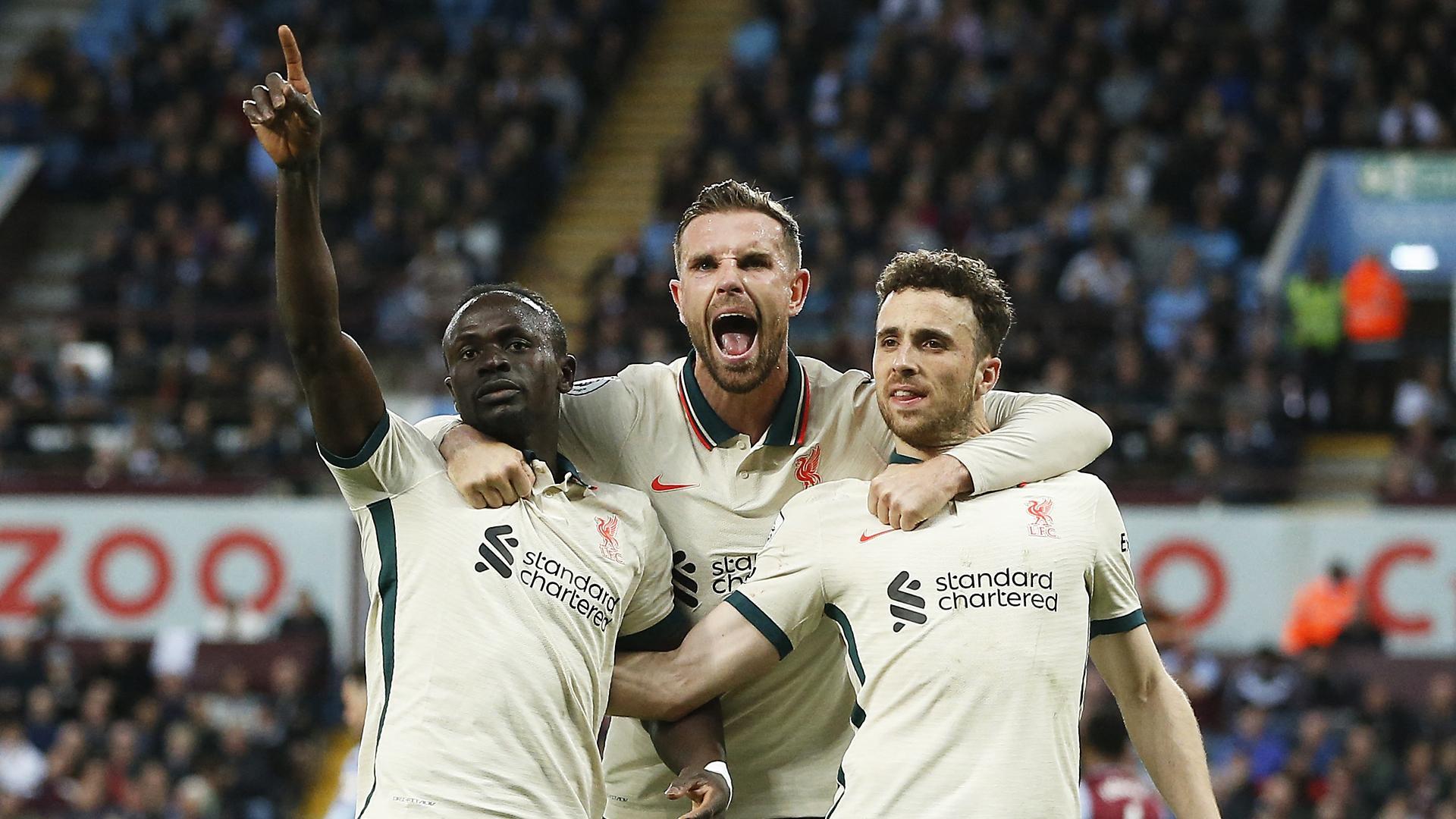 Sadio Mane, Jordan Henderson y Diogo Jota celebran un tanto del Liverpool en un encuentro de la Premier League