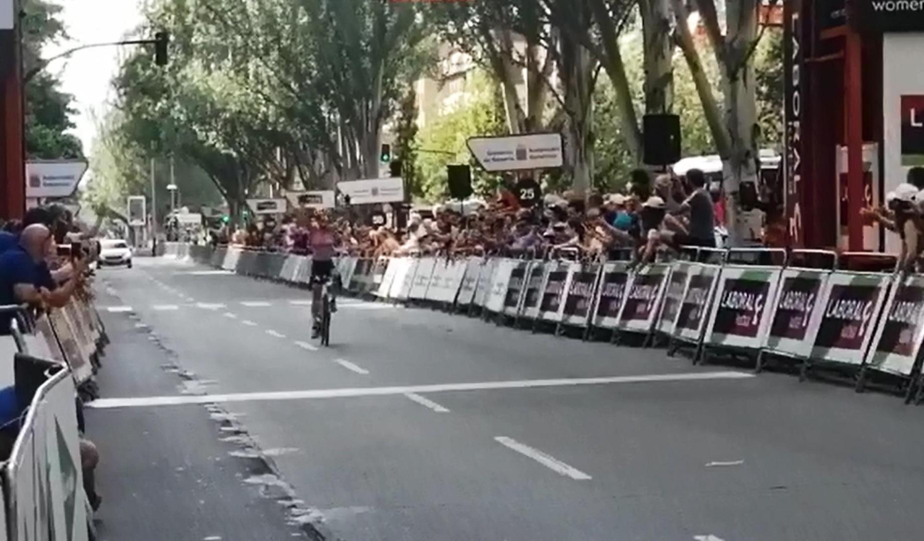 Entrada en meta de la ciclista Veronica Ewers en la segunda carrera de la Navarra Women's Elite Classics