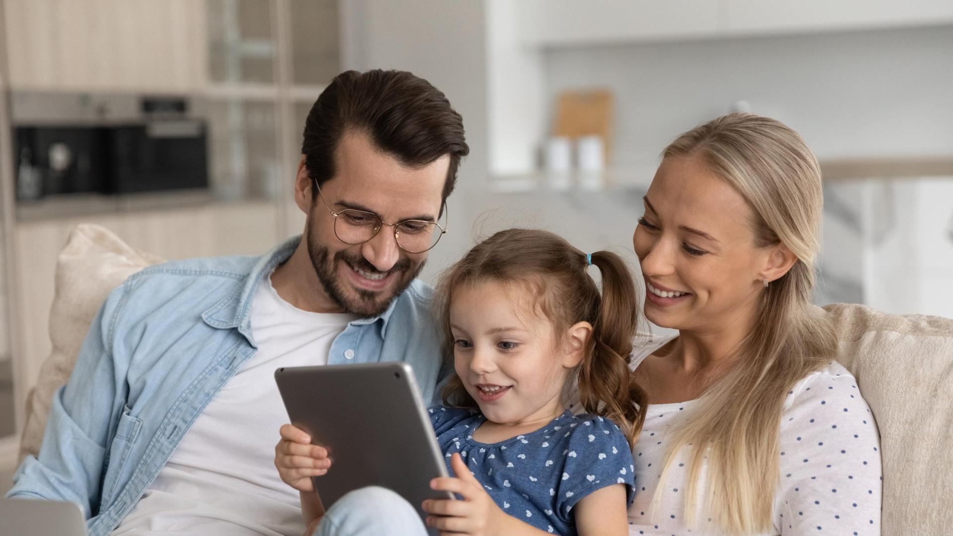 Familia jugando.