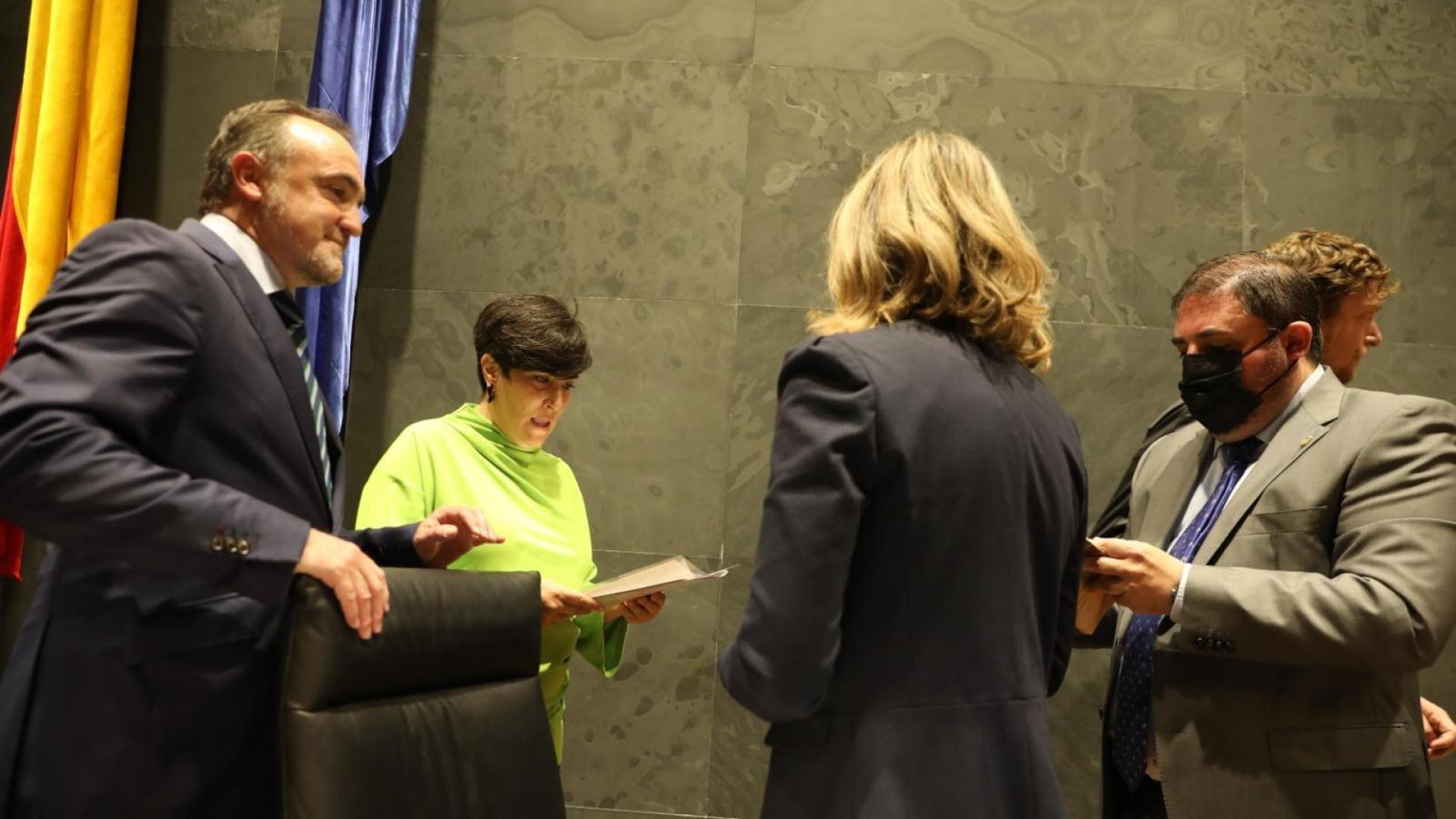 Javier Esparza, María Solana y Unai Hualde, este jueves en el Parlamento foral