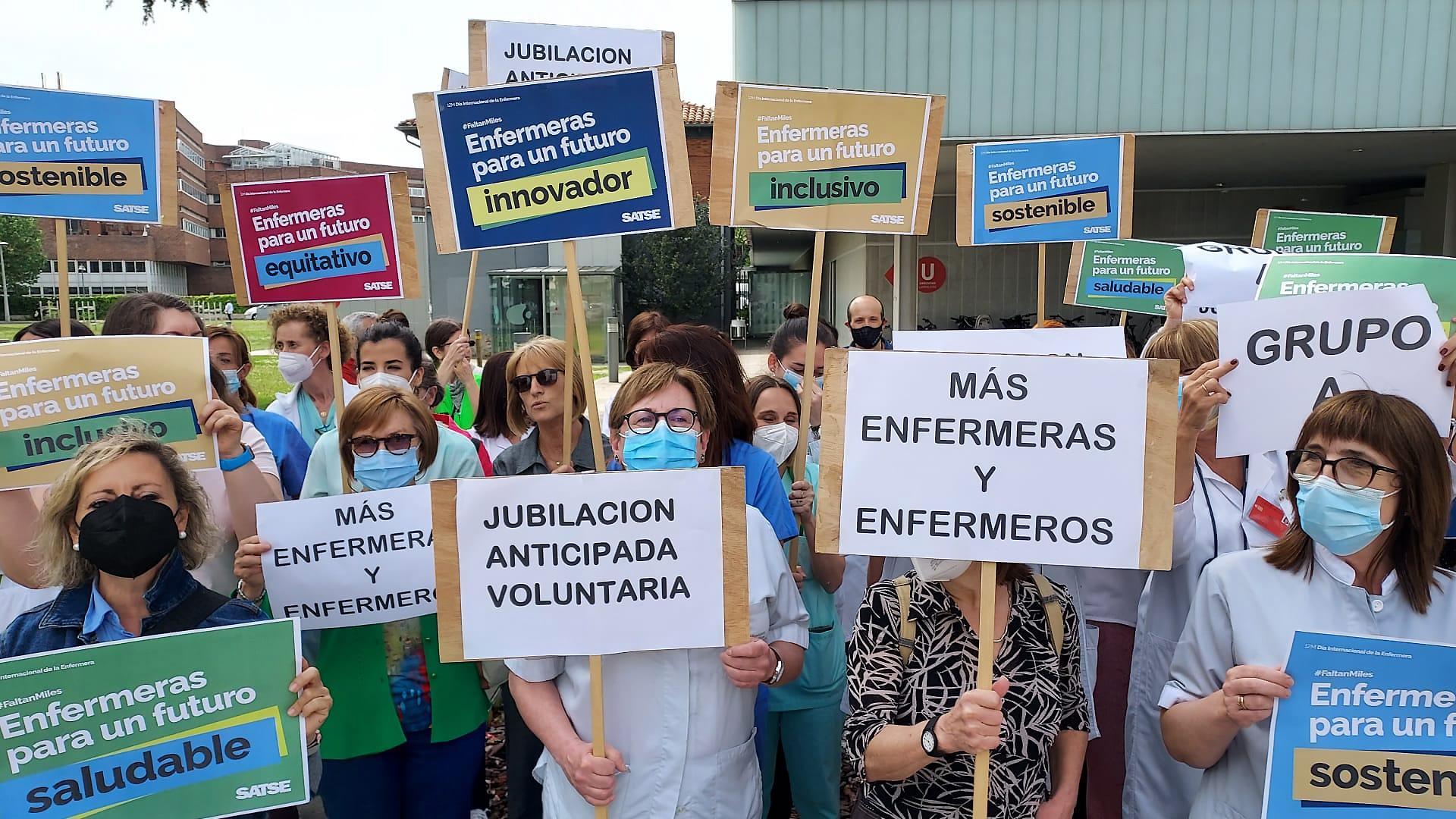 Concentración en el HUN con motivo del Día Internacional de la Enfermera