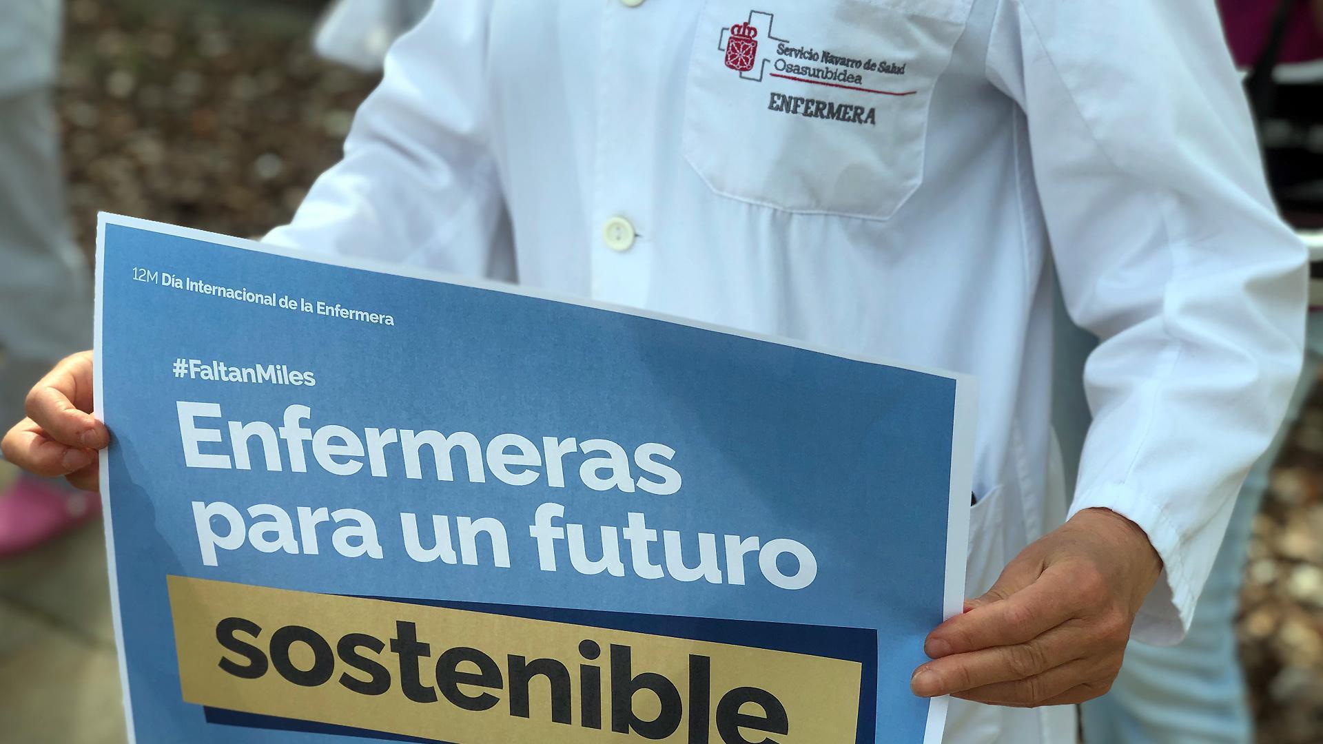 Enfermeras y enfermeros de Navarra han salido este jueves a la calle, con motivo del Día Internacional de la Enfermera, para mostrar de "manera unida y participativa que, ahora y siempre, son un valor seguro para garantizar la salud y calidad de vida del conjunto de la sociedad, por lo que hay que invertir más en su desarrollo profesional y laboral".