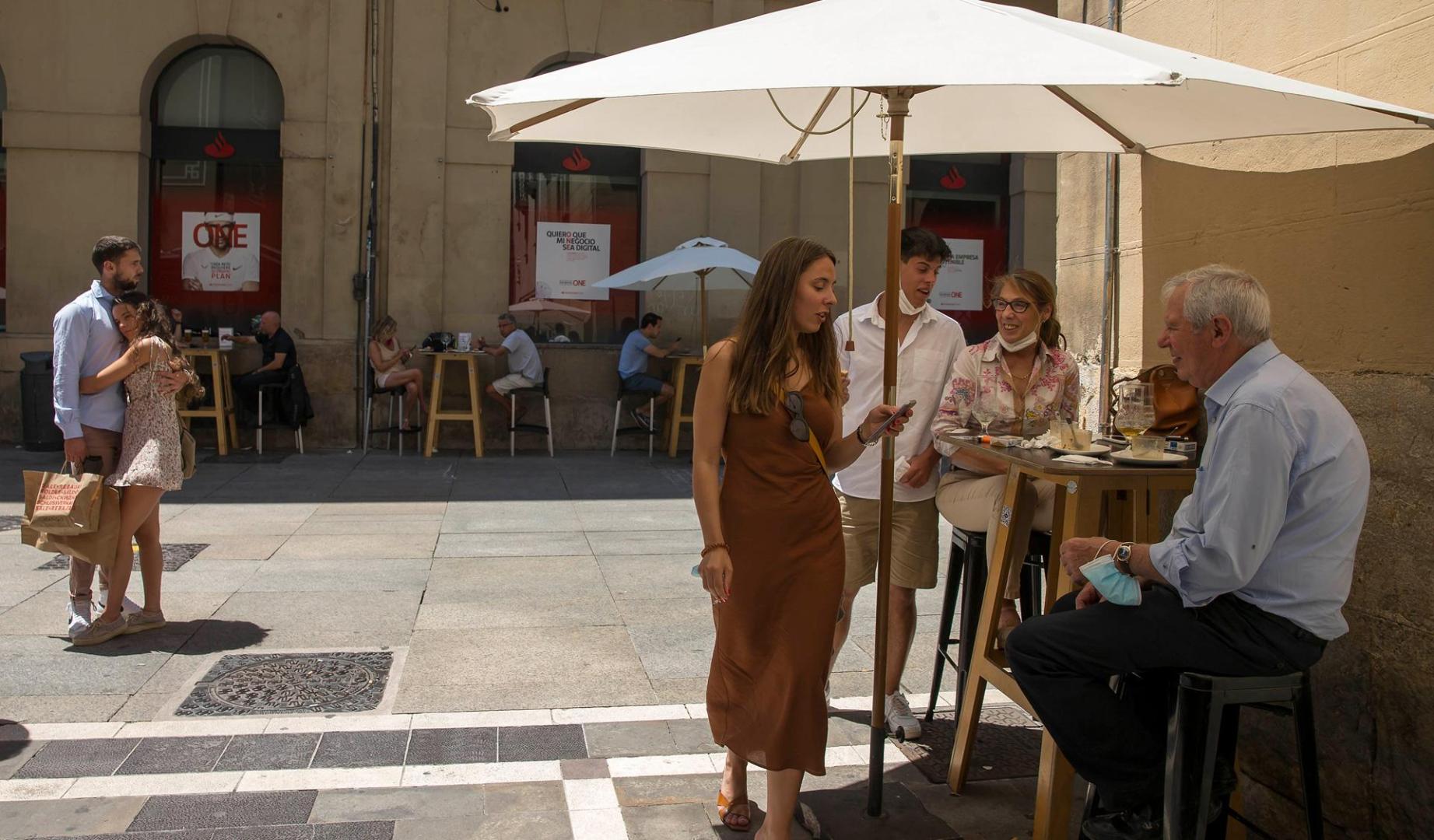 El Ayuntamiento está dispuesto a permitir algunas mesas altas fuera de fachada siempre que no molesten a los viandantes y haya consentimiento del titular de ese espacio. Seguridad Ciudadana no tiene claro qué hacer con la calle Espoz y Mina, con mesas altas a ambos lados, incluida la fachada del banco Santander, al ser una zona de paso muy transitada