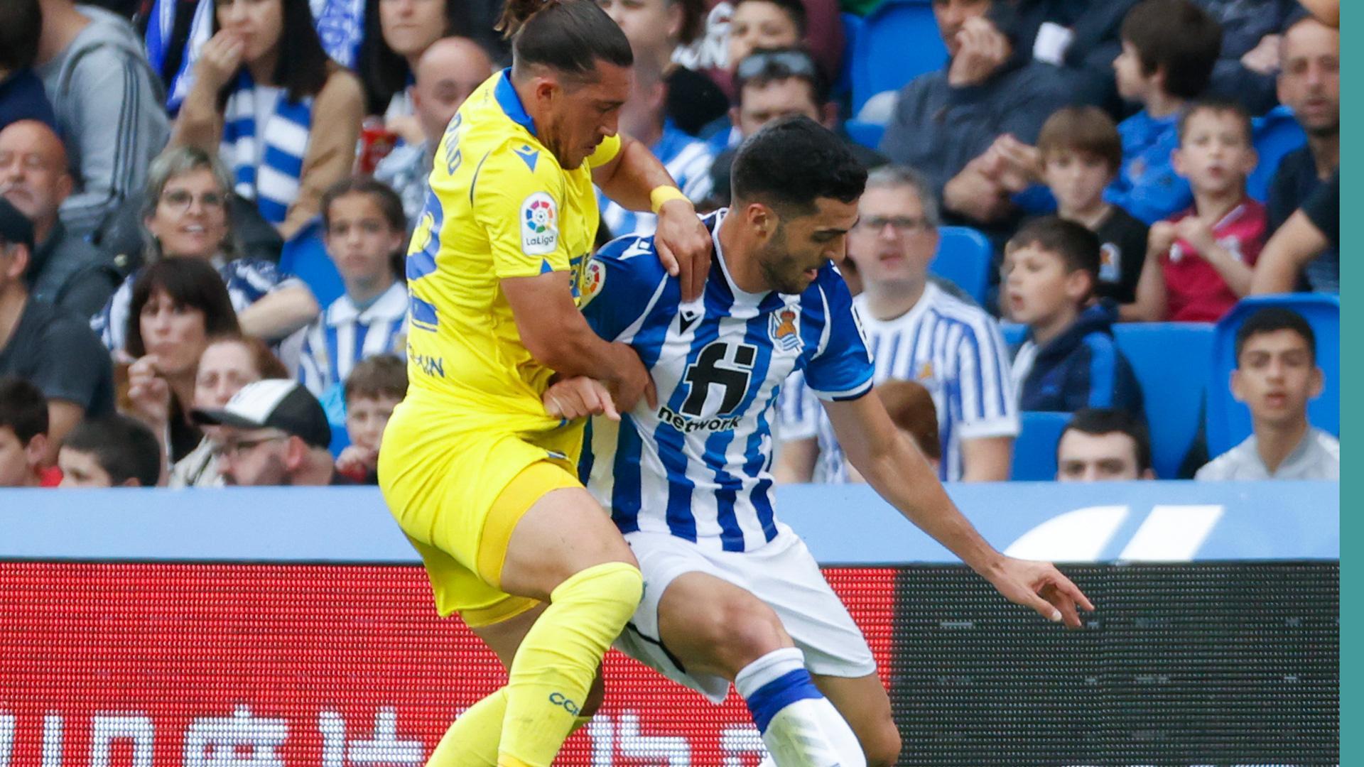 Mikel Merino pelea con Luis Alfonso 'Pacha' Espino por un balón en el Real Socidad-Cádiz