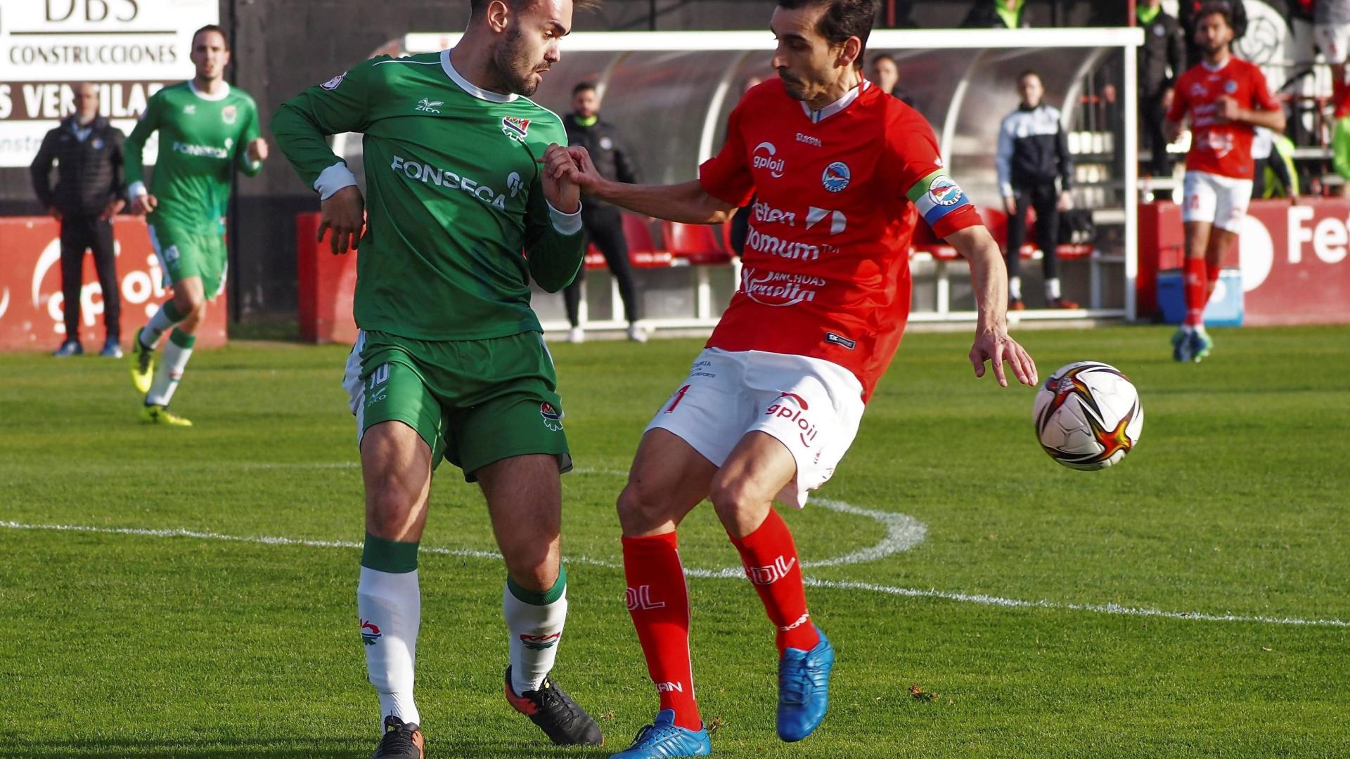 Aritz Zabaleta regatea a un jugador del Laredo