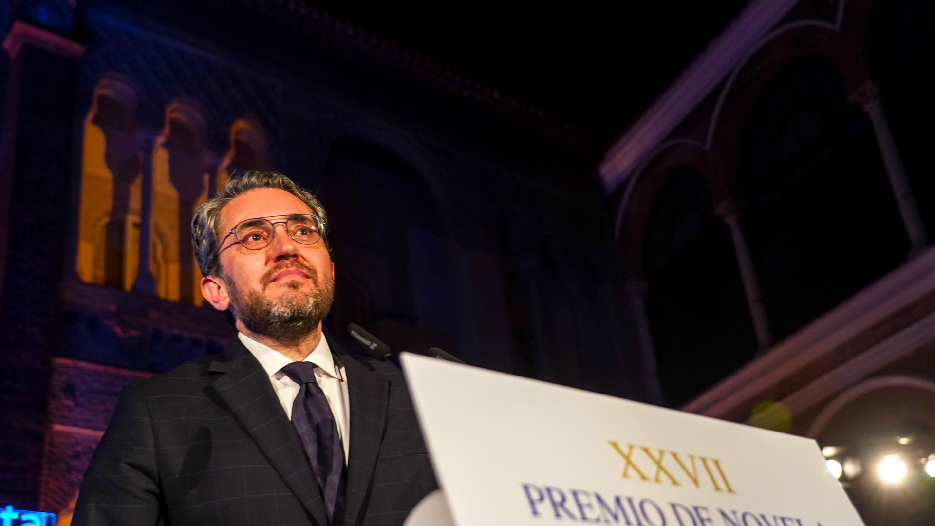 El escritor Máximo Huerta, tras resultar ganador de la XXVII edición del Premio de Novela Fernando Lara