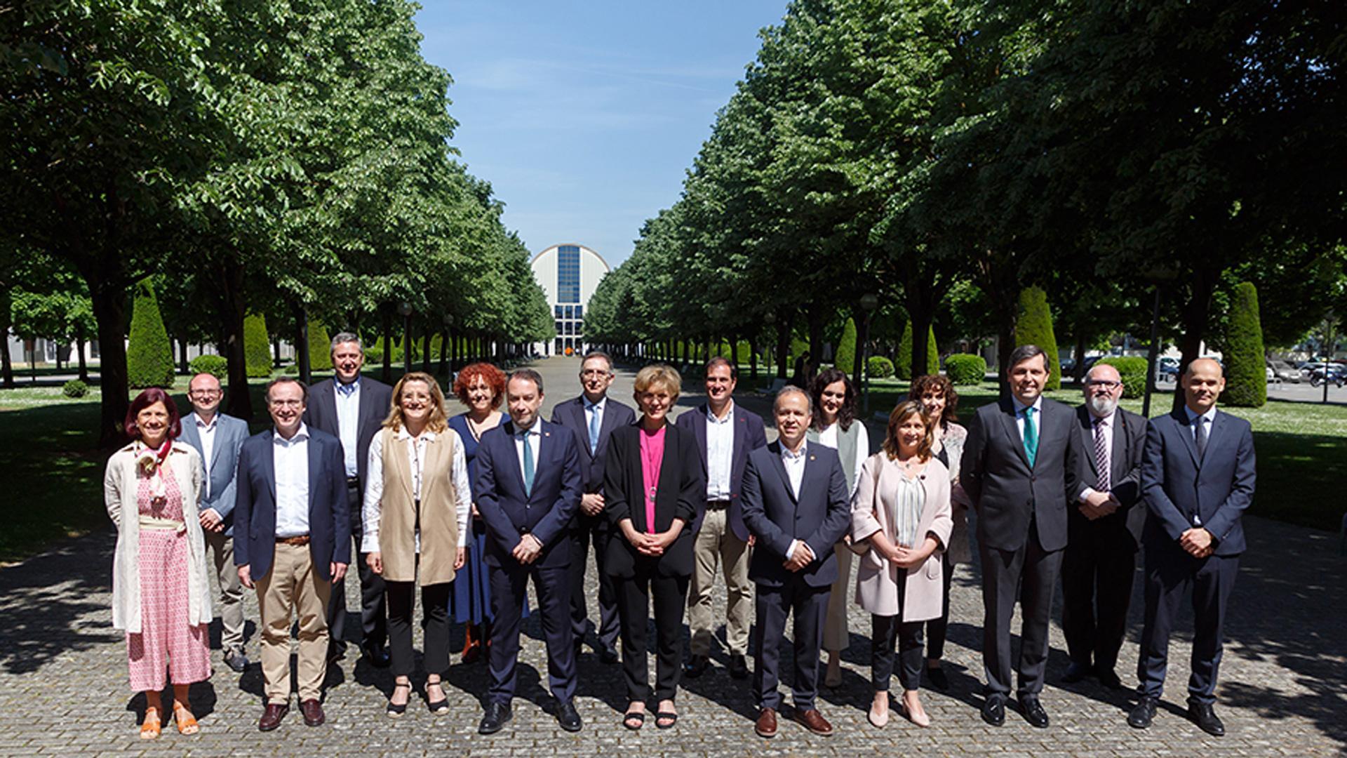 Los equipos de gobierno de ambas universidades posan en el campus de Arrosadia