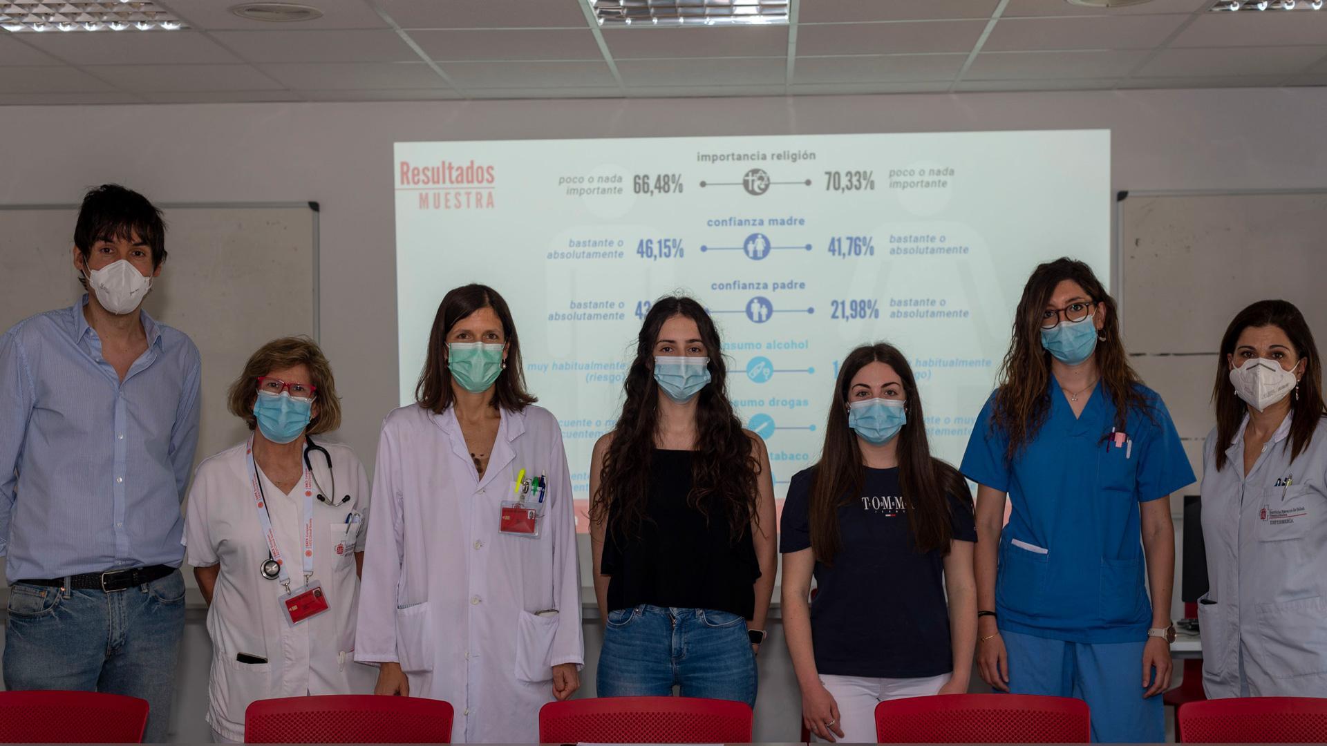 De izda. a dcha., Pablo Ijalba (Coordinador del Bachillerato de Investigación del IES Valle del Ebro); Teresa Rubio (Jefa del servicio de Medicina Interna); Ana Campillo (gerente del área de Salud de Tudela); Sofía Blasco y Miren Borja (autoras del estudio junto con Celia Jiménez, que no pudo acudir); Leticia Álvarez (ginecóloga) y Lorena García (jefa de la Unidad de Cuidadosa la Mujer, Adolescente y Niño)