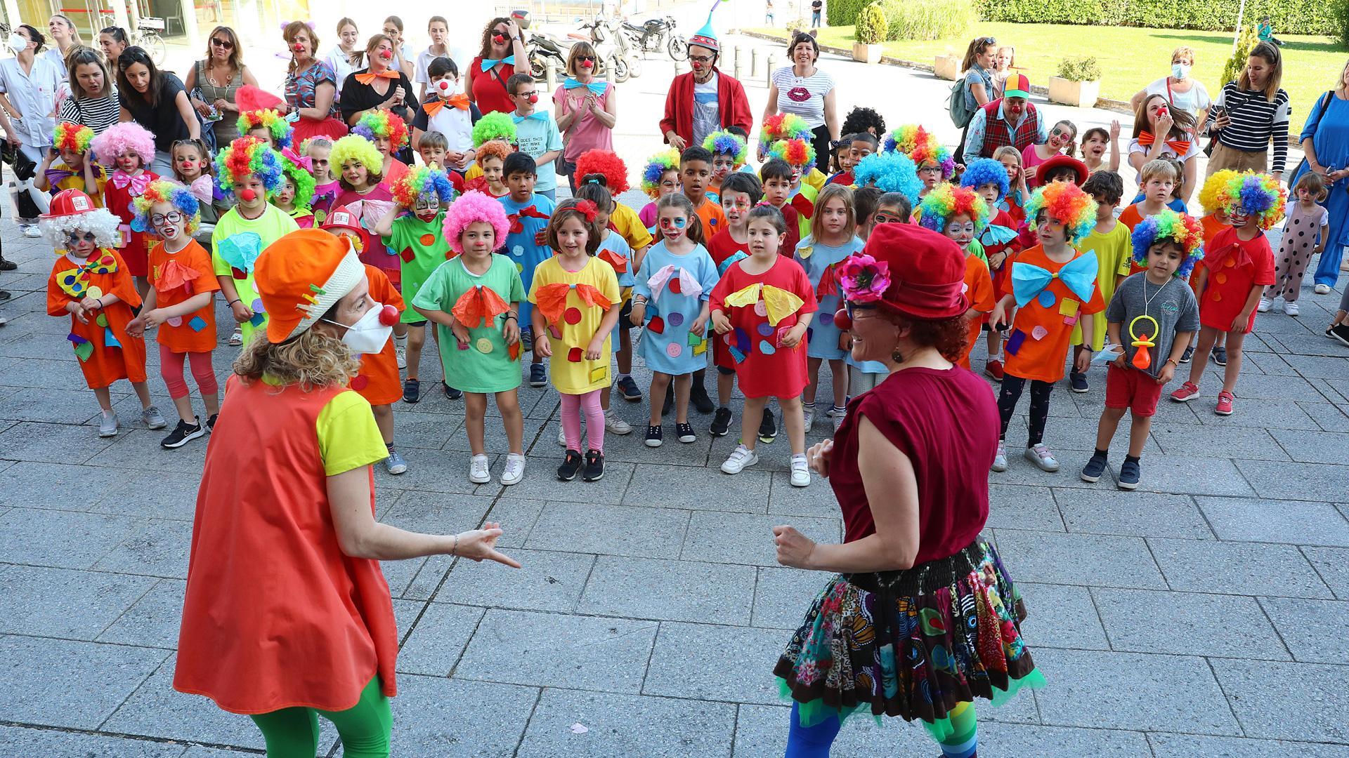 Los escolares de tercero de infantil del colegio Sagrado Corazón y los payasos de‘Sembrando Ilusiones’ saludan a los niños ingresados en el hospital