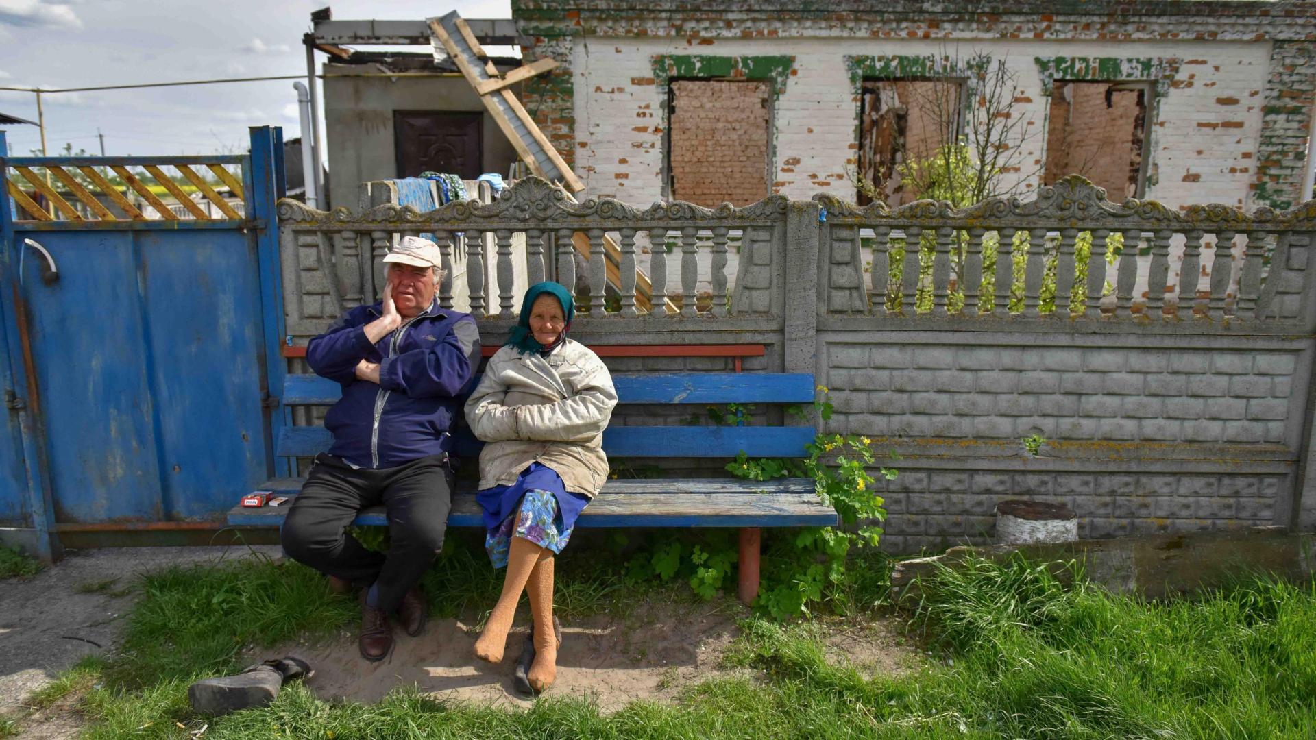 Dos personas descansan en un banco en el pueblo de Zahaltsi cerca de Kiev