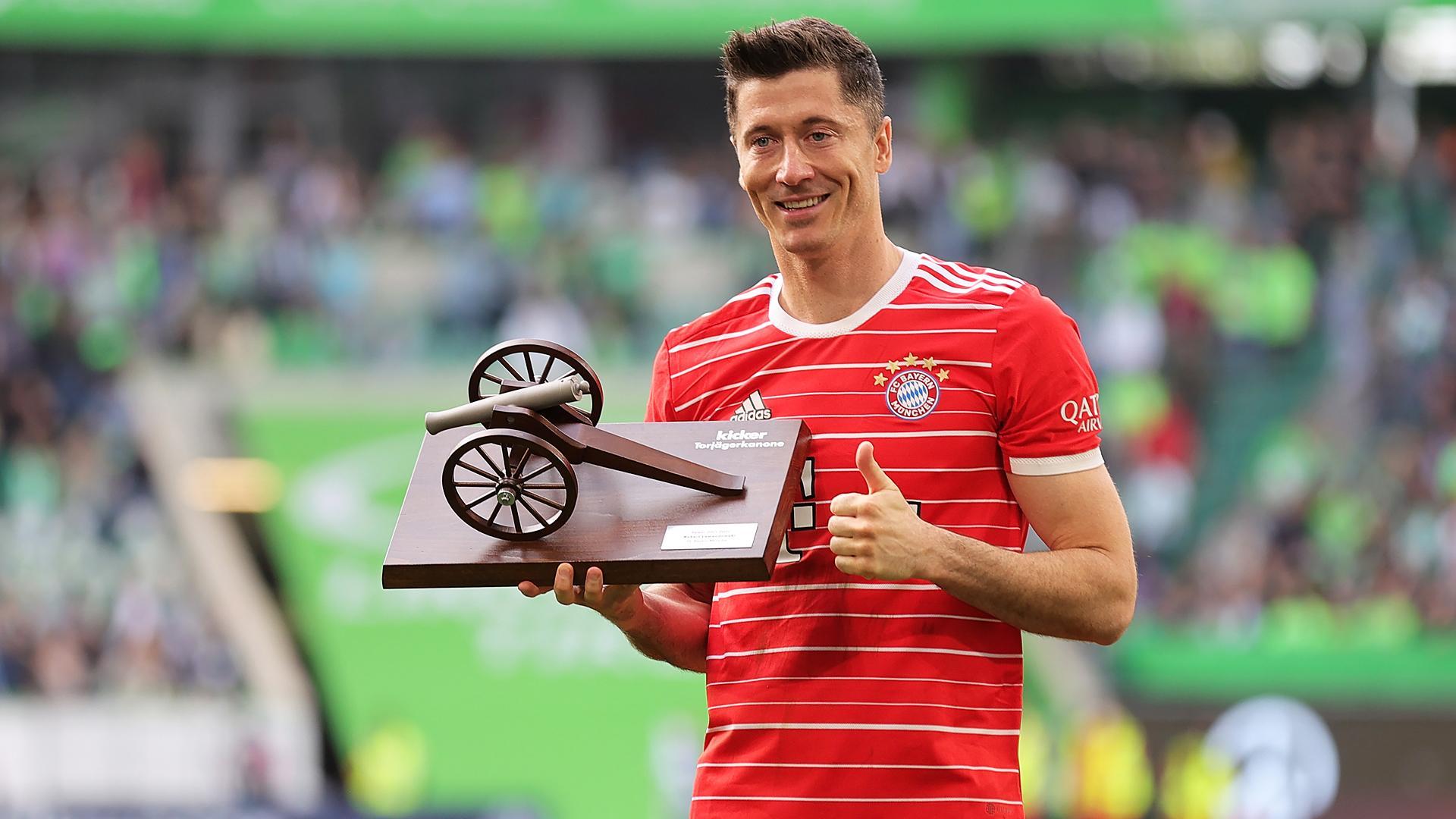 Robert Lewandowski posa con el trofeo de máximo goleador de la Bundesliga