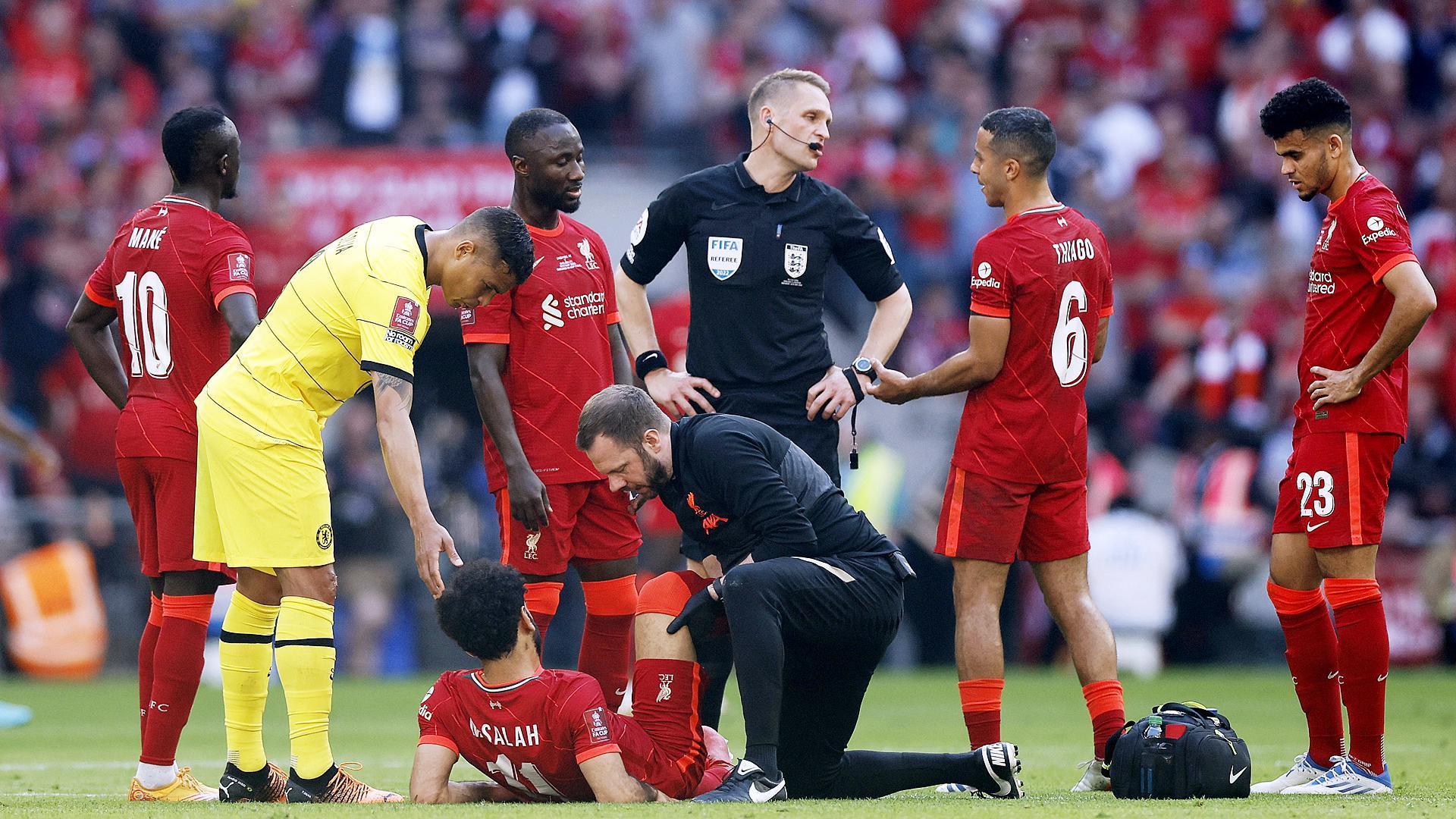 Los médicos atienden a Salah tras lesionarse en la final de la FA Cup entre Liverpool y Chelsea