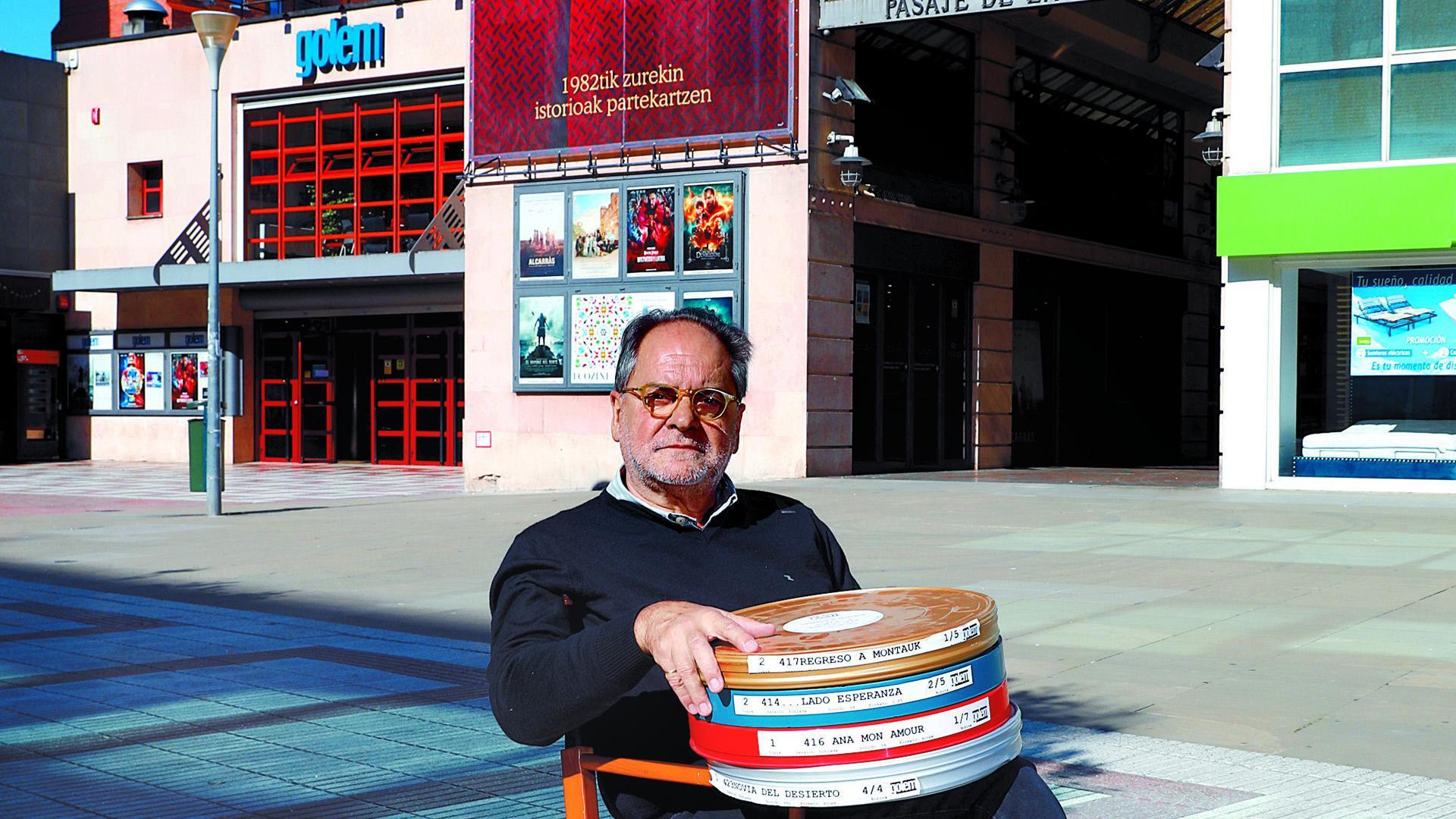 Otilio García, esta semana, junto a los cines Golem de la avenida de Bayona