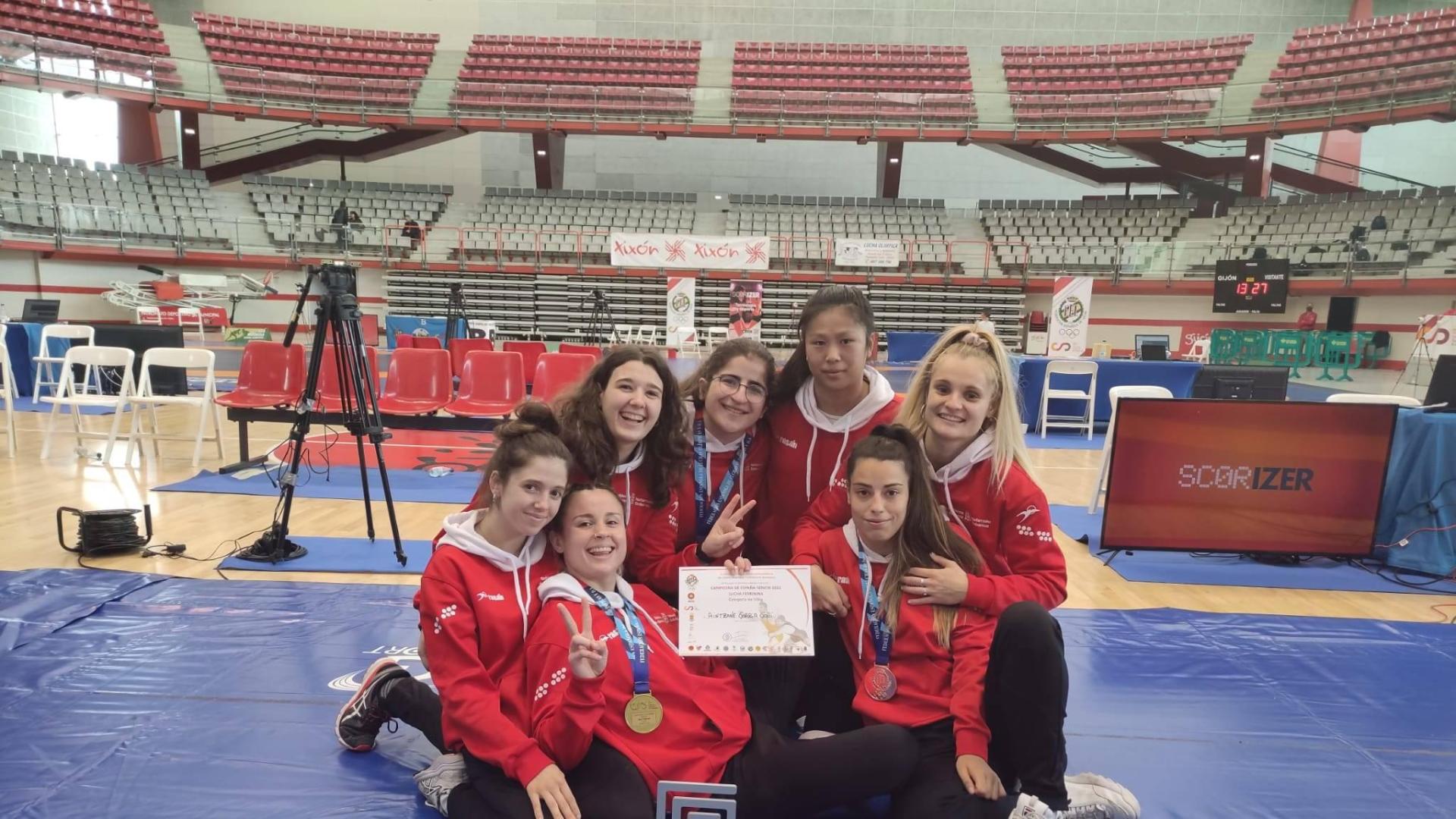 Las integrantes del Club de Lucha Burlada, en Gijón.