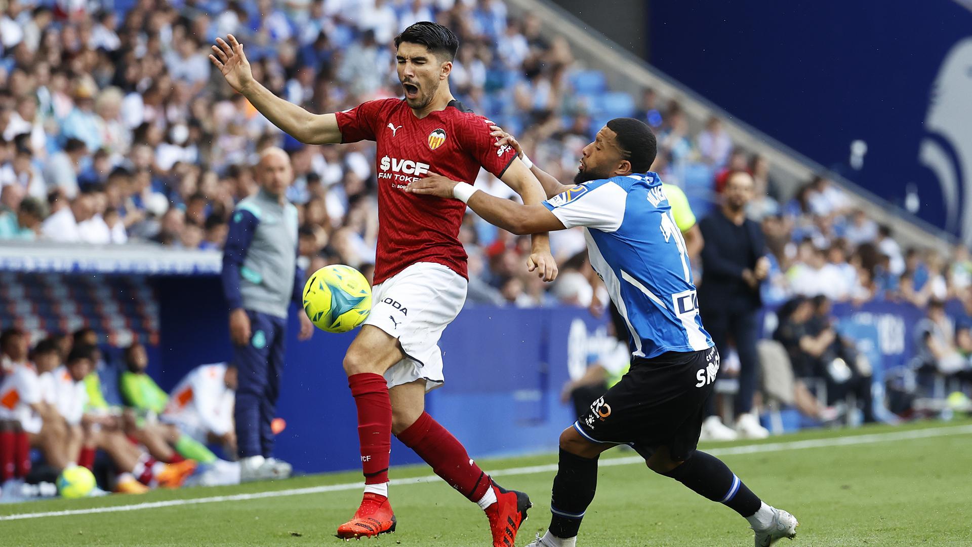 Tonny Vilhena, del Espanyol, trata de frenar a Carlso Soler durante el choque