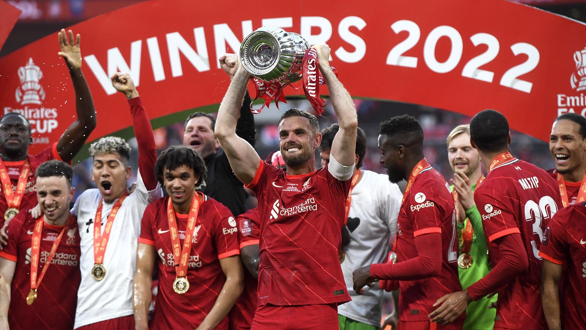 El capitán del Liverpool, Jordan Henderson alza el trofeo tras vencer en la final de la FA Cup