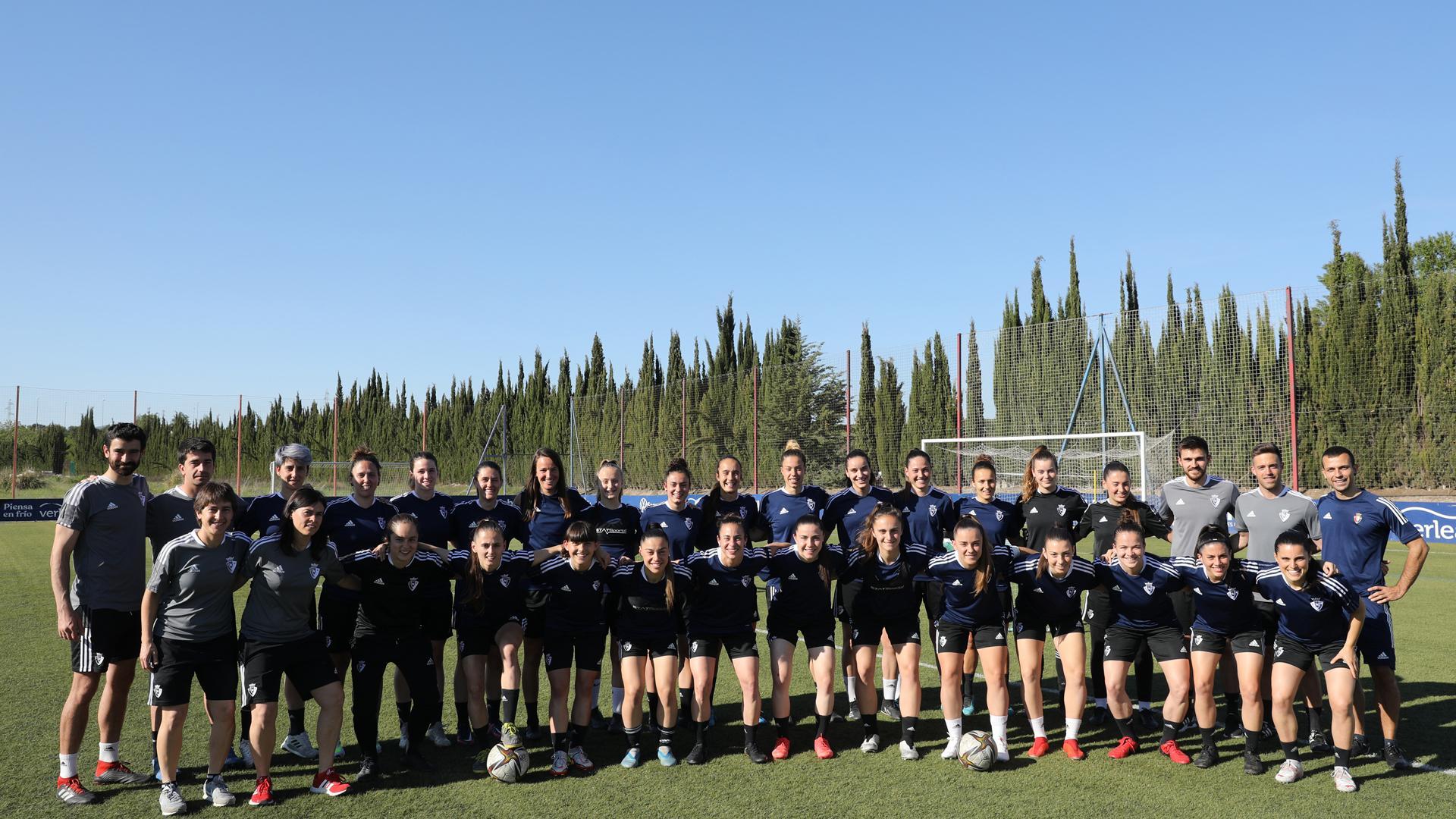 El cuerpo técnico dirigido por Kakun Mainz y las jugadoras de Osasuna posan para Diario de Navarra antes del entrenamiento del pasado martes. Acudieron todas las jugadoras del primer equipo menos la lesionada Vanessa, que llegó minutos más tarde, y las del filial que entrenan con ellas estos días: Maite Valero, Arantxa, Azpiazu, Ainhoa, Karol y Ane Ansa
