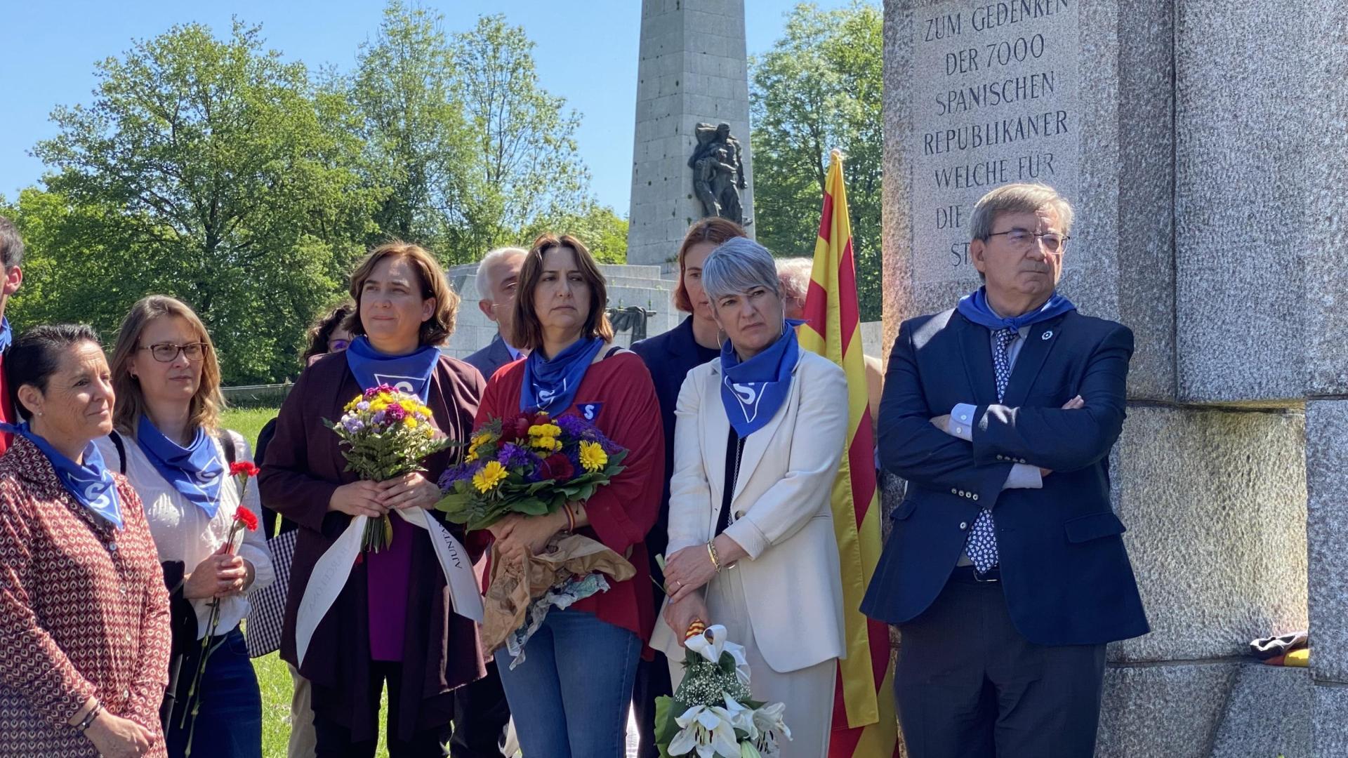 La alcaldesa de Barcelona, Ada Colau (3i), participa en Mauthausen en los actos de homenaje a las víctimas de los campos de concentración y exterminio nazis