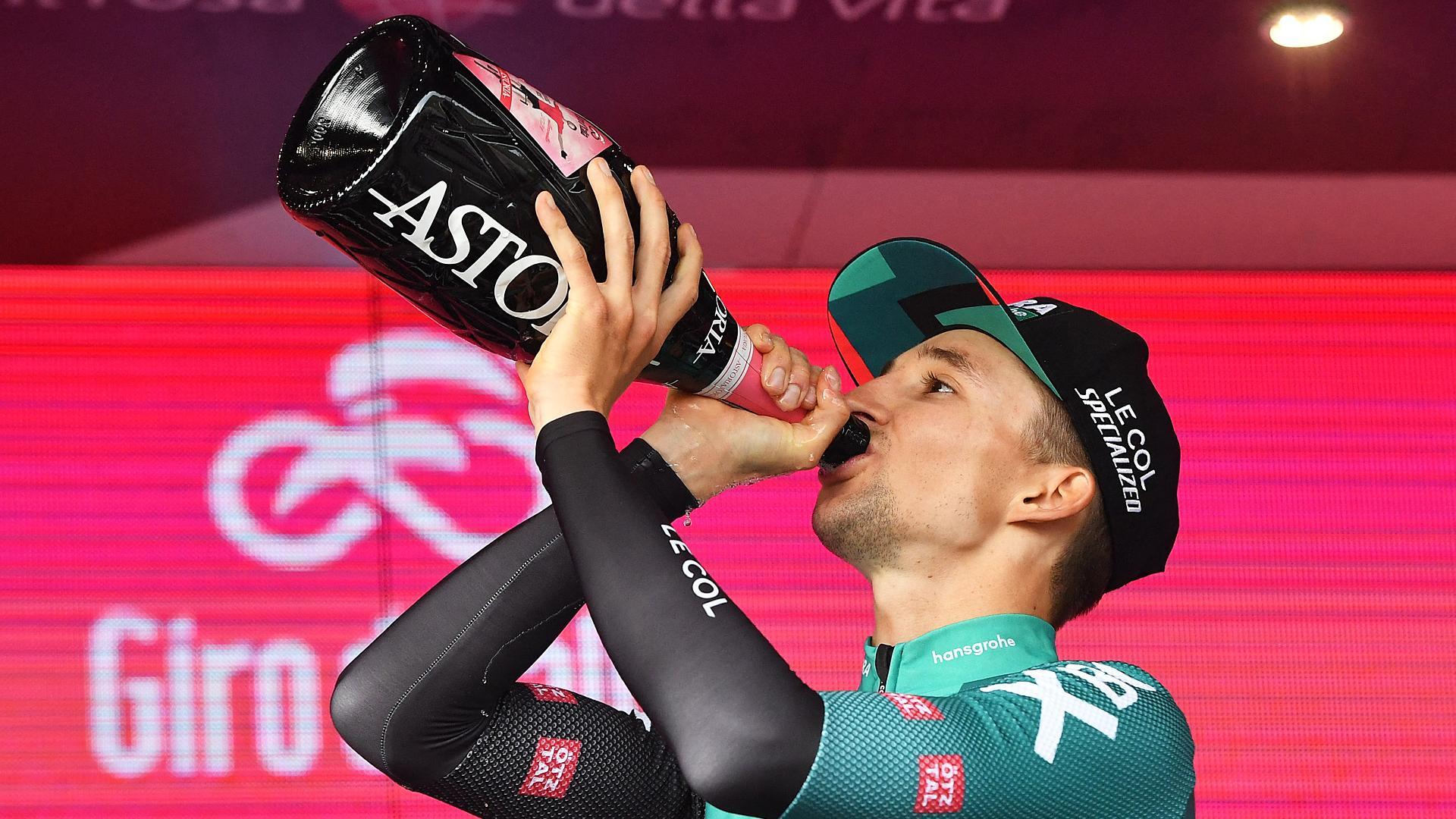 Jai Hindley celebra el triunfo en la novena etapa del Giro de Italia 2022