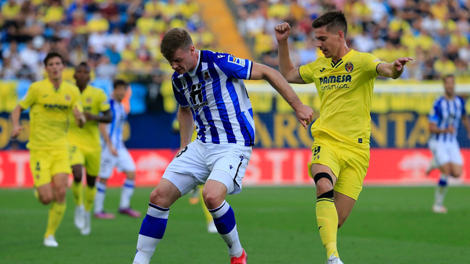 El delantero noruego de la Real Sociedad, Alexander Sorloth (i), controla el balón ante el defensa argentino del Villarreal, Juan Foyth, durante el encuentro correspondiente a la jornada 37 de primera división