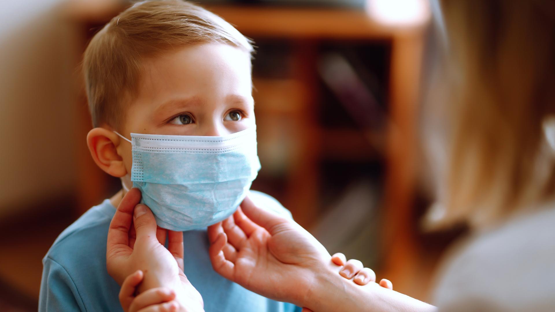 Un niño con mascarilla