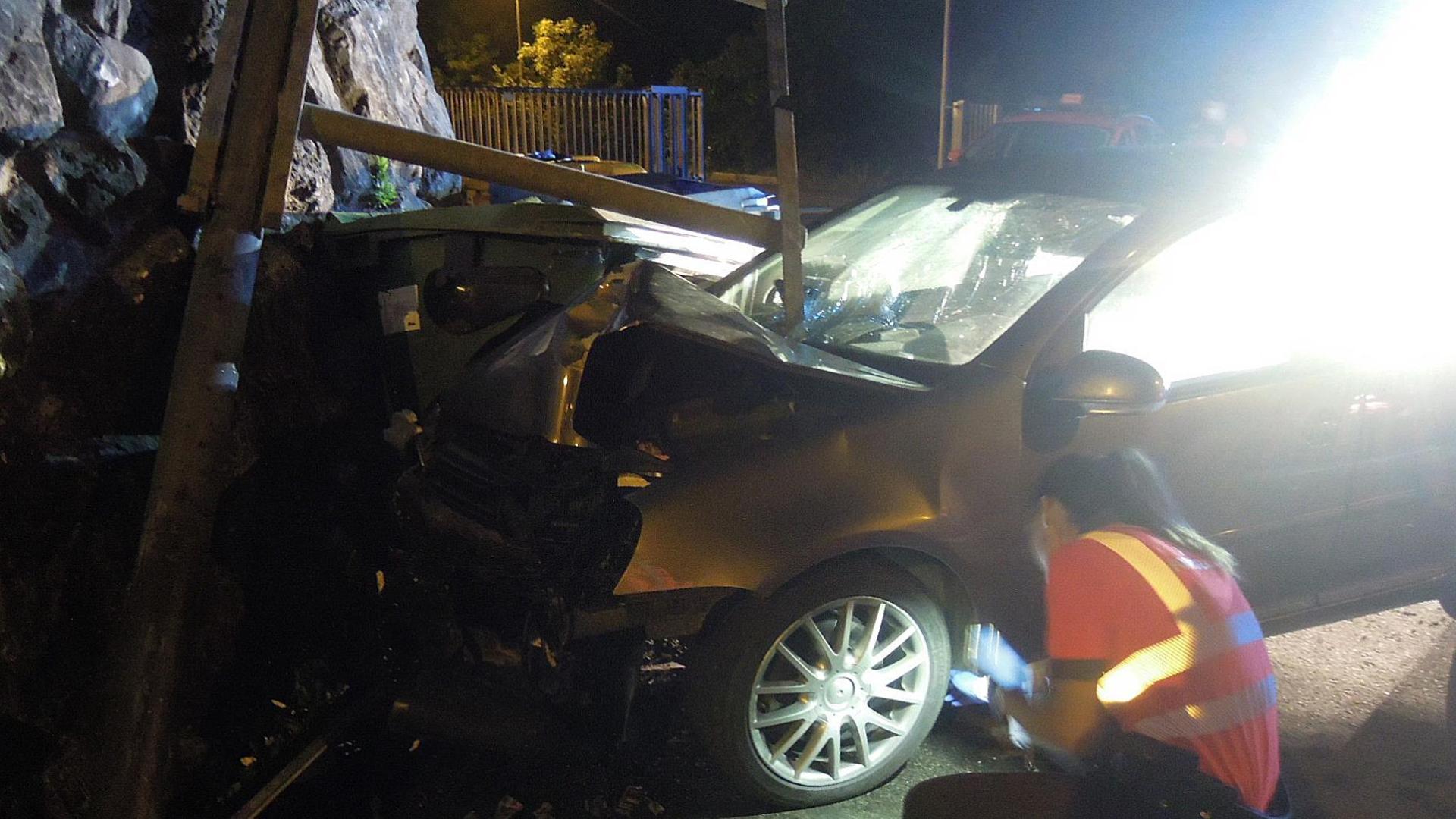 Accidente contra el muro de una vivienda en Atallo