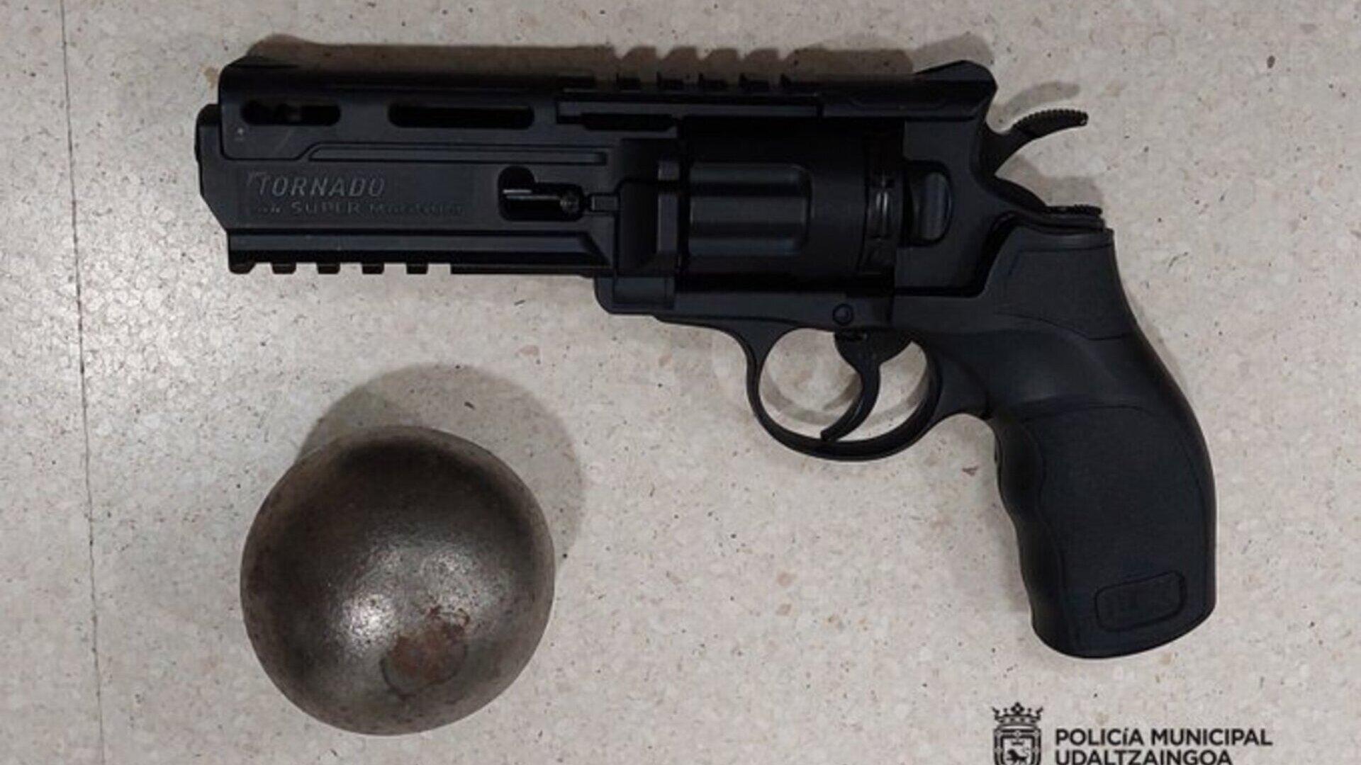 Arma de aire comprimido y bola metálica maciza