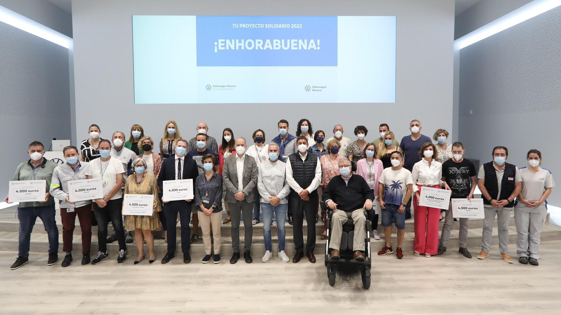 Representantes de las once entidades sociales recibieron sus cheques de manos del presidente de Volkswagen Navarra, Markus Haupt, y de Alfredo Morales, presidente del Comité de Empresa de la fábrica. Junto a ellos, en el centro de la foto, Kai Feuerherdt, gerente de Recursos Humanos de la empresa