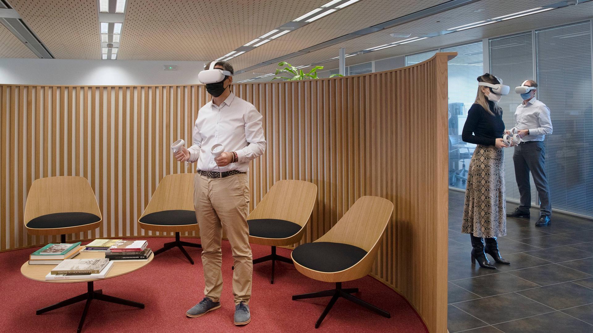 Tres personas, con sus gafas de realidad aumentada para moverse en el metaverso del Gobierno foral