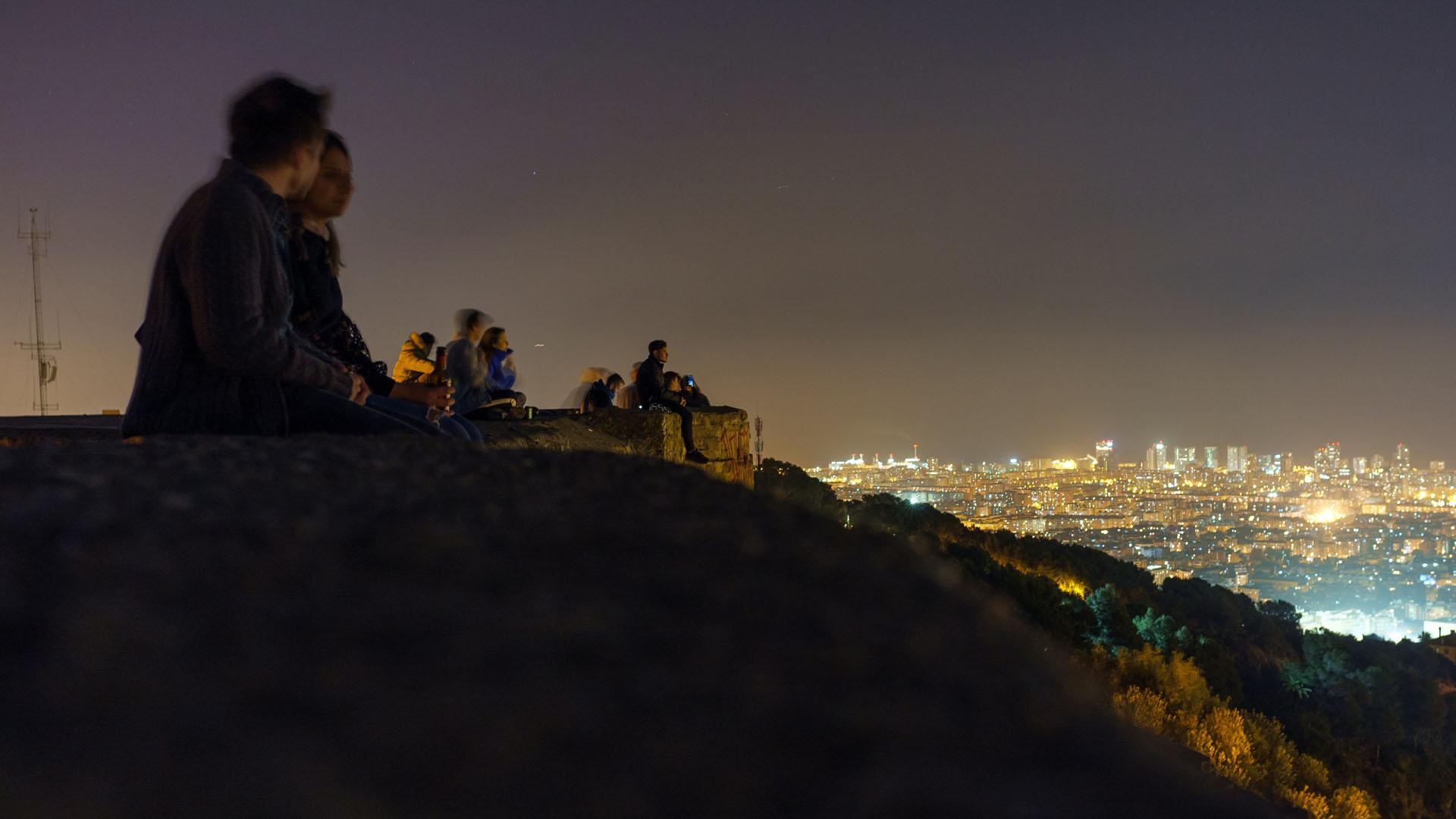 Jóvenes en el mirador de Guinardó con Barcelona a sus pies
