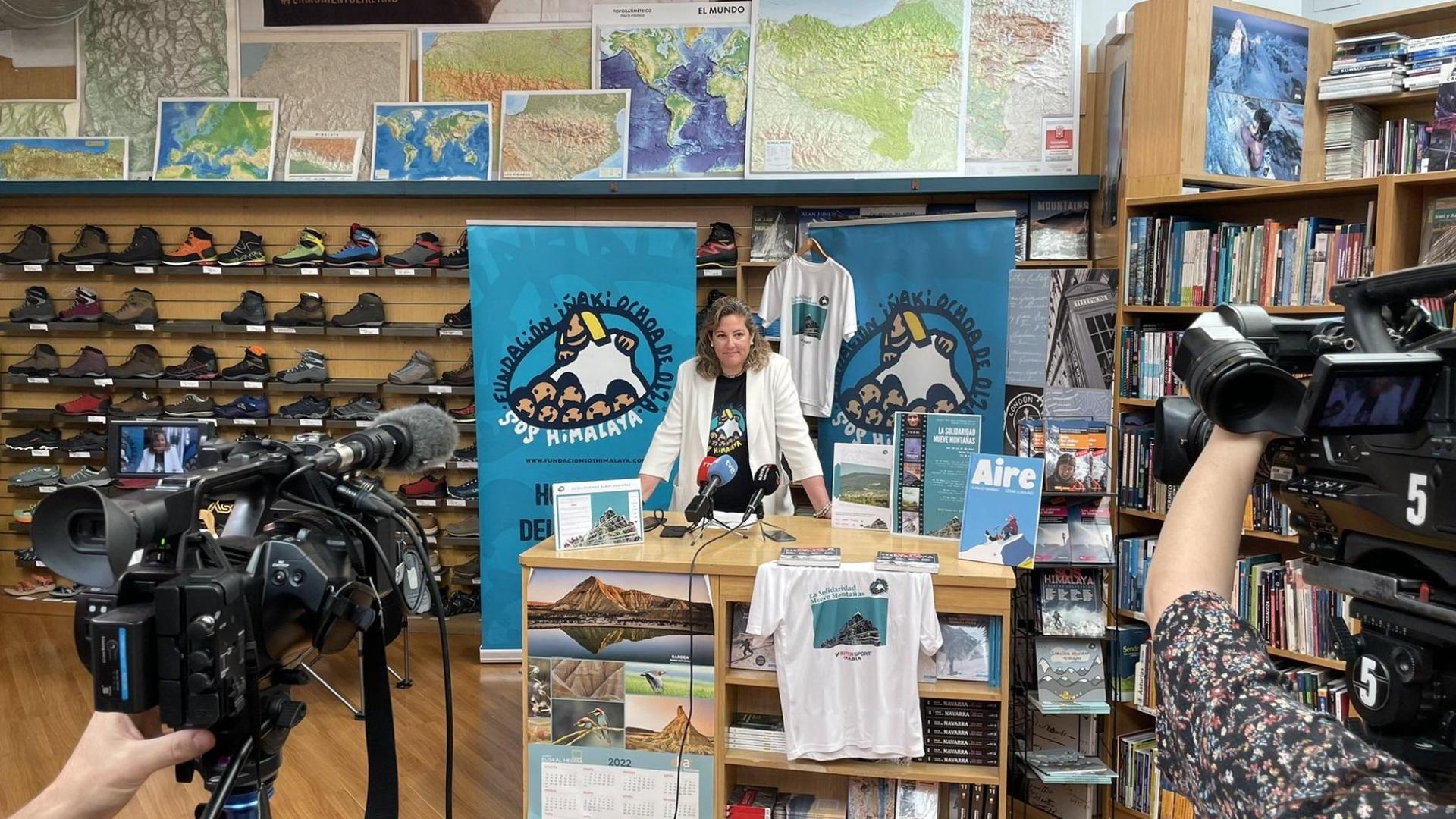 Elena Sagasesta de Ilúrdoz, coordinadora de la Fundación Sos Himalaya, este martes en la librería Muga de Pamplona en la presentación del ciclo ‘La solidaridad mueve montañas’