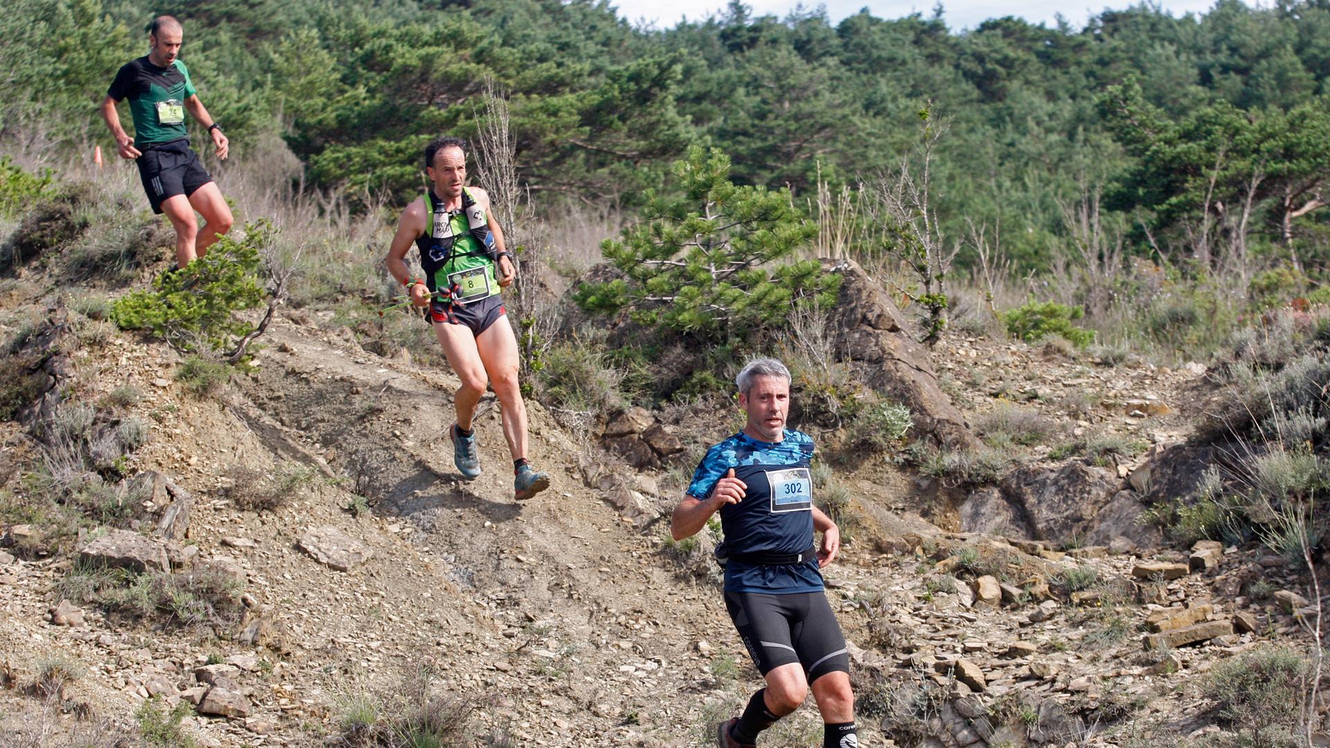 Tres participantes, en una tramo de descenso de la Peña de Antxoriz en la pasada edición