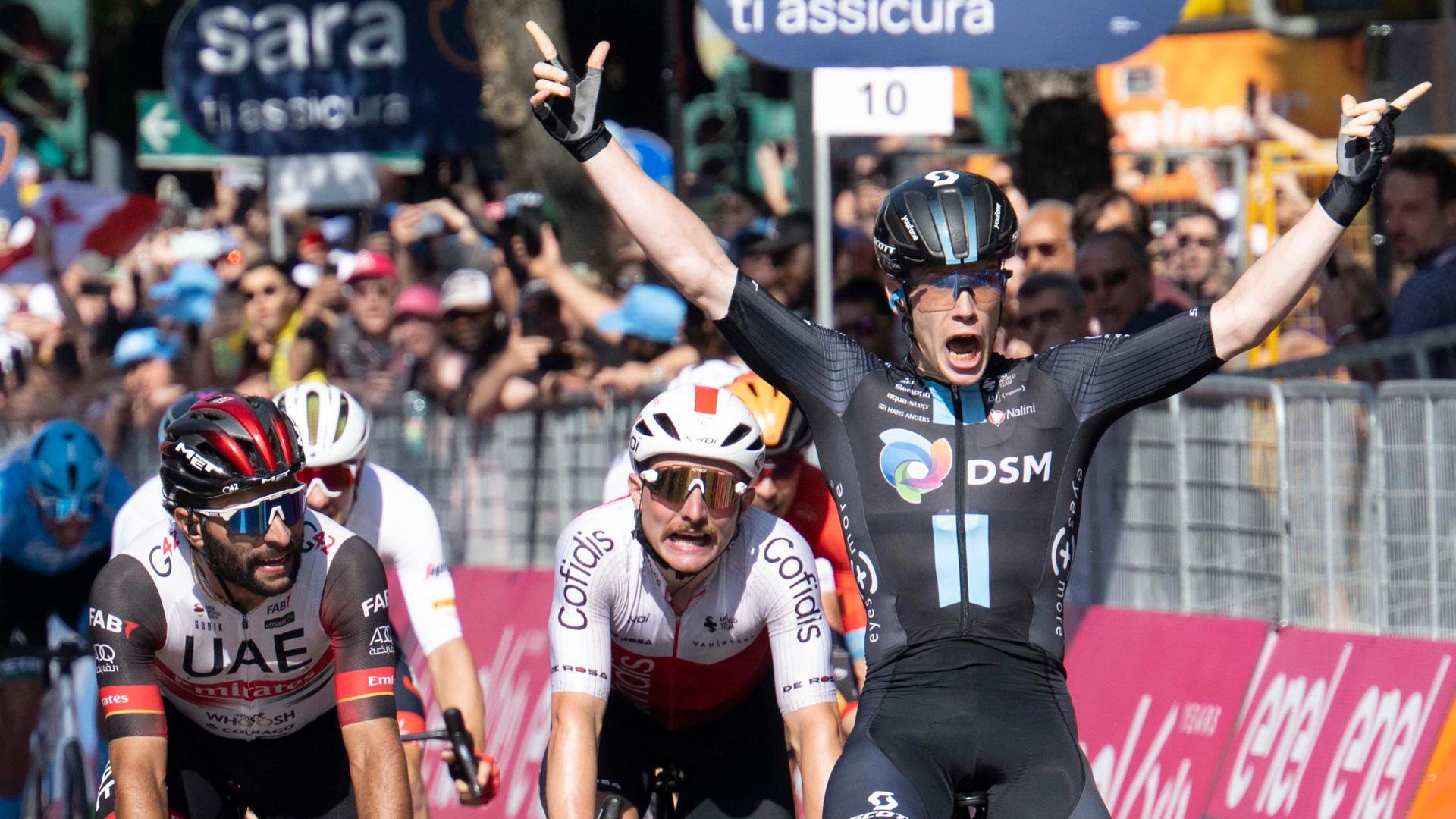Alberto Dainese logra vence al esprint en este Giro en un emocionante esprint en el que arrebató la victoria al colombiano Fernando Gaviria