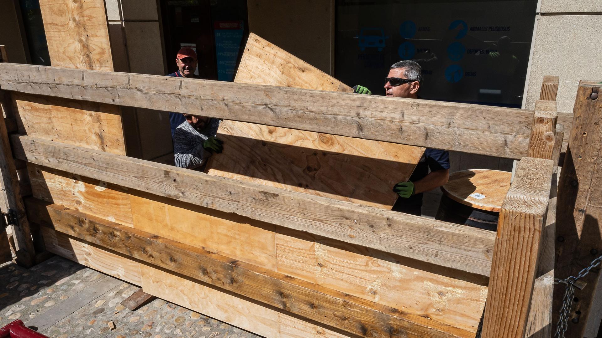 Colocación del vallado del encierro de Estella para las Fiestas del Puy