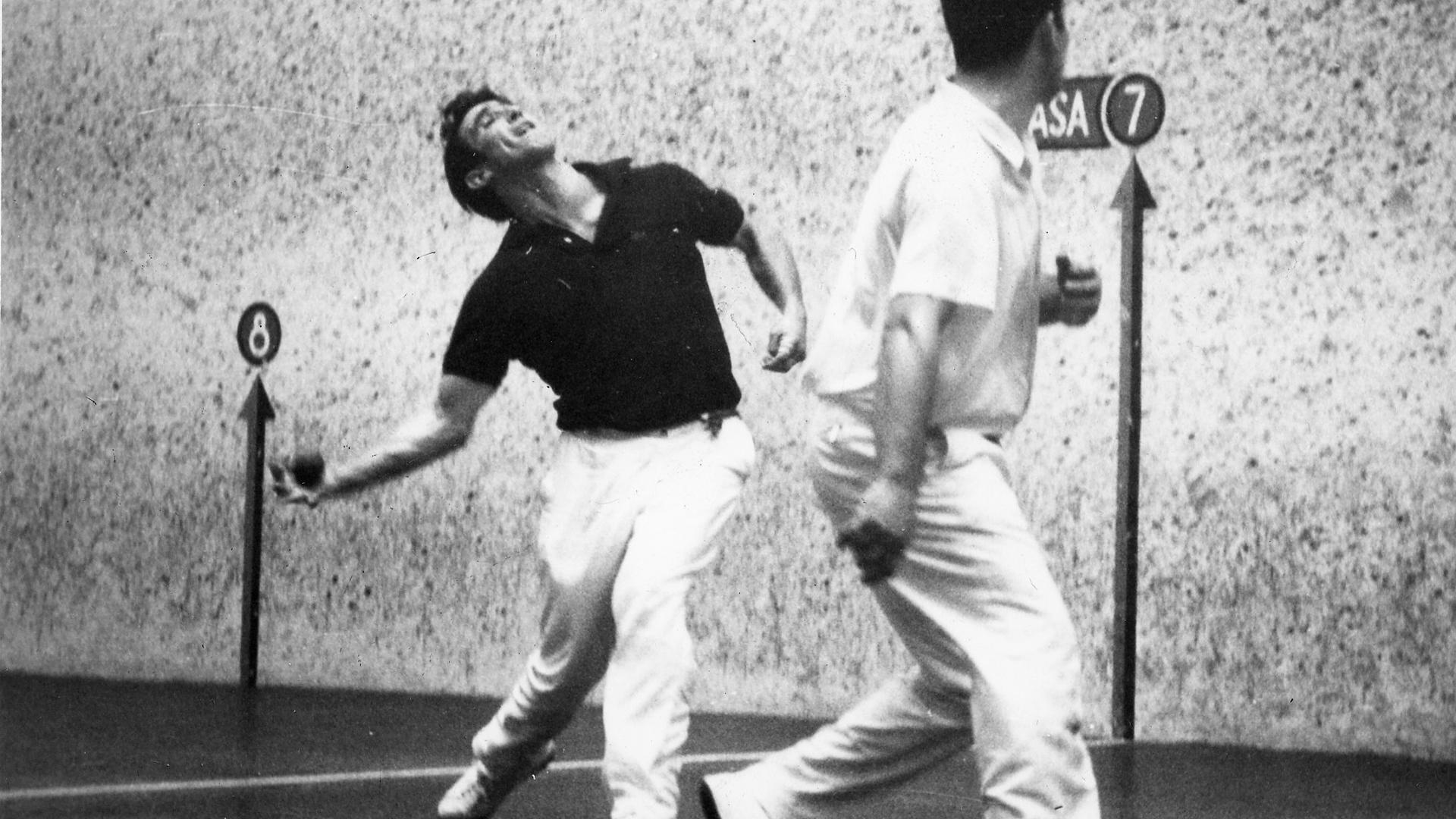 Julián Lajos devuelve una pelota en presencia de Juan Ignacio Retegui