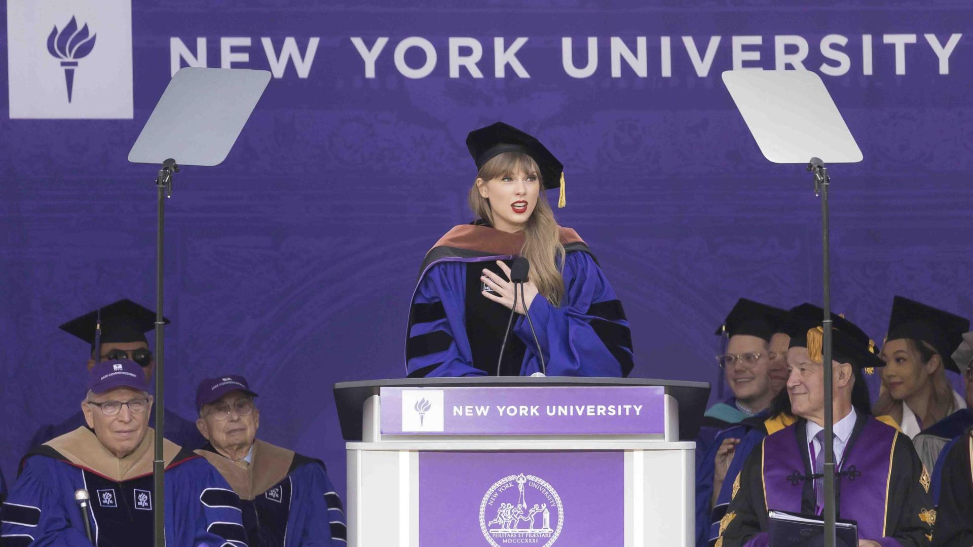 La cantante Taylor Swift se dirige a los estudiantes en la ceremonia de graduación de la Universidad de Nueva York