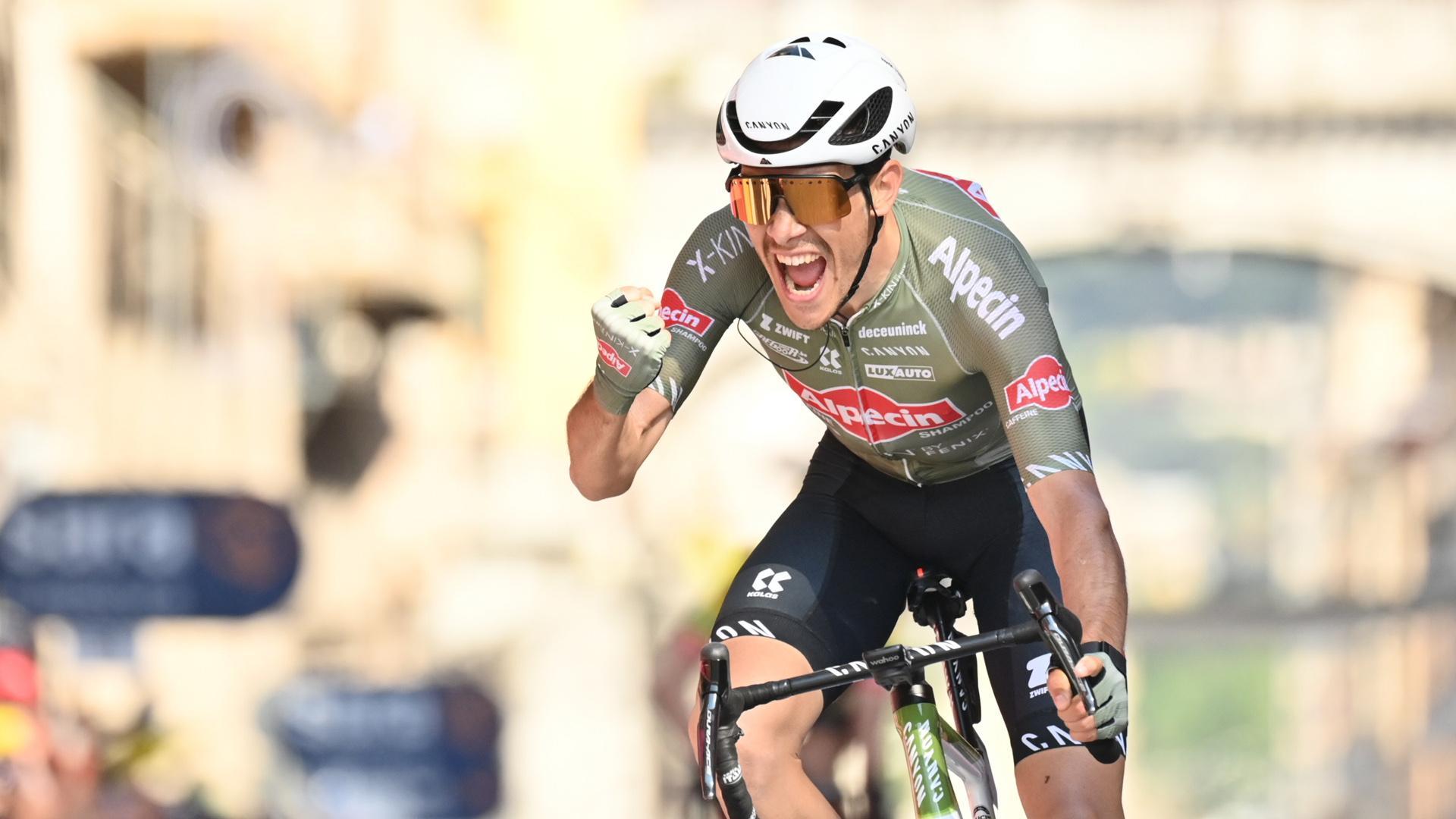 El ciclista italiano Stefano Oldani (Alpecin-Fenix) celebra el triunfo en la decimosegunda etapa del Giro de Italia, con salida en Parma y llegada en Génova tras 204 kilómetros
@GIRODITALIA
El italiano Stefano Oldani celebra el triunfo en la decimosegunda etapa del Giro