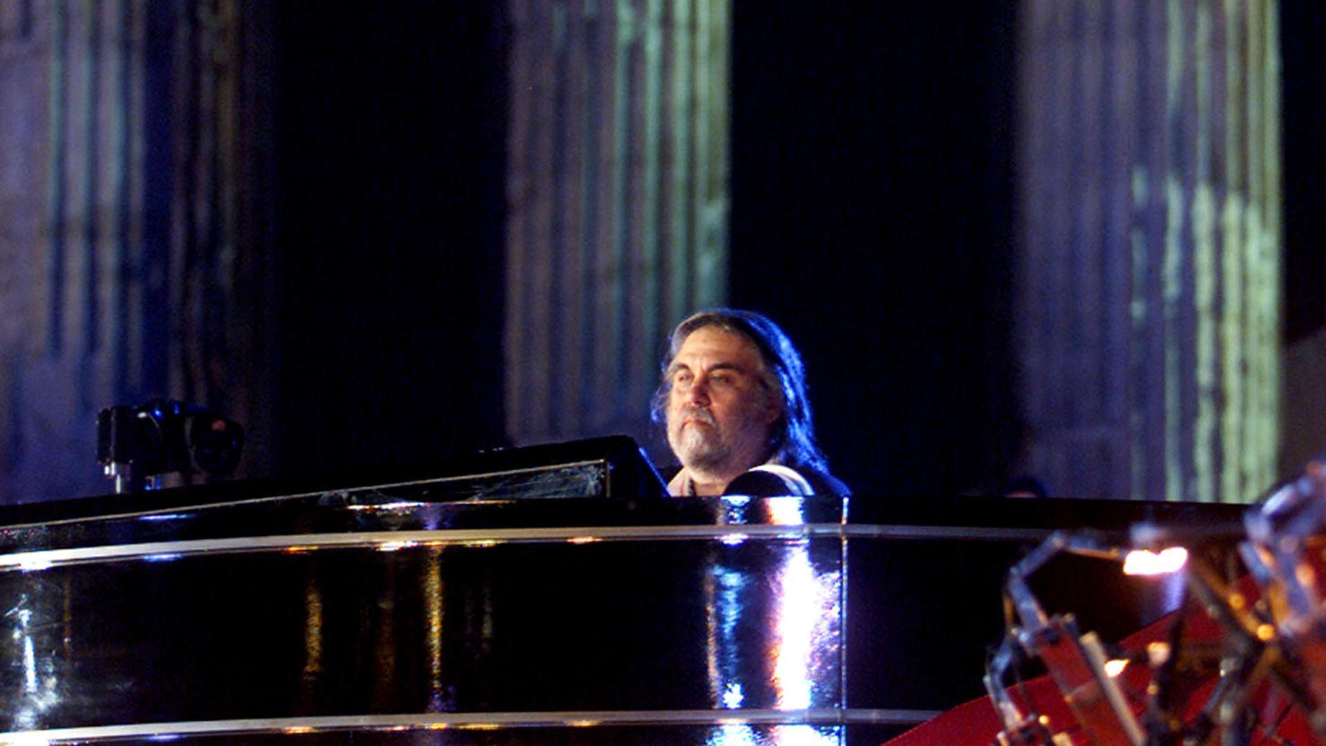 El compositor griego Vangelis, durante un concierto en el Templo de Zeus, en Atenas