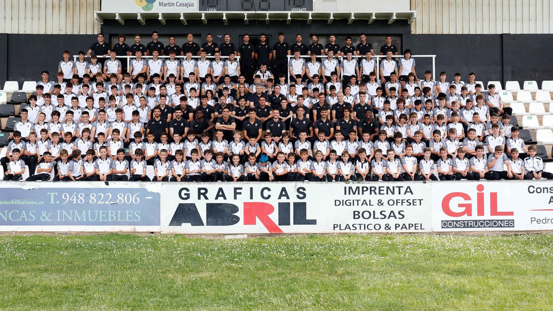 Jugadores y técnicos de todas las categorías del Club Deportivo Tudelano posaron estes jueves juntos en el estadio Ciudad de Tudela