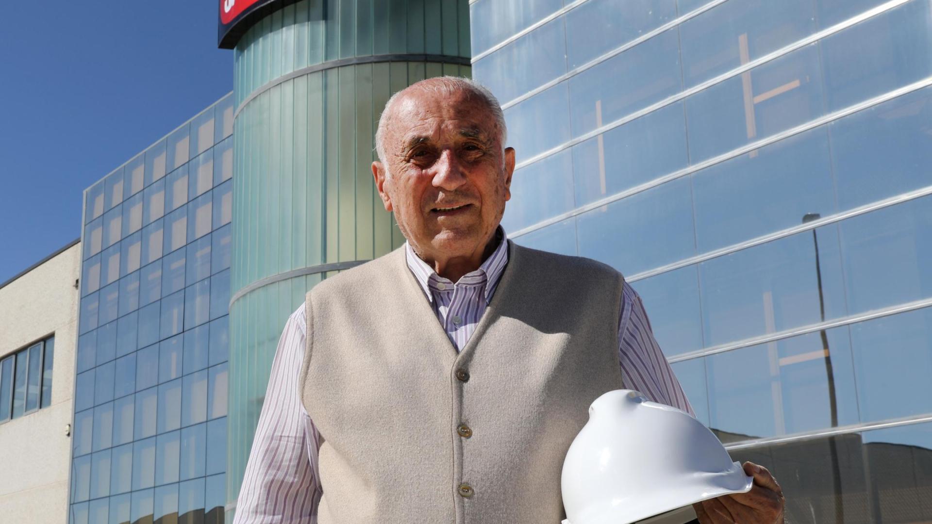 Javier Mayo frente a la sede de JAR, la empresa que fundó, con uno de los cascos de obra que fabrican.