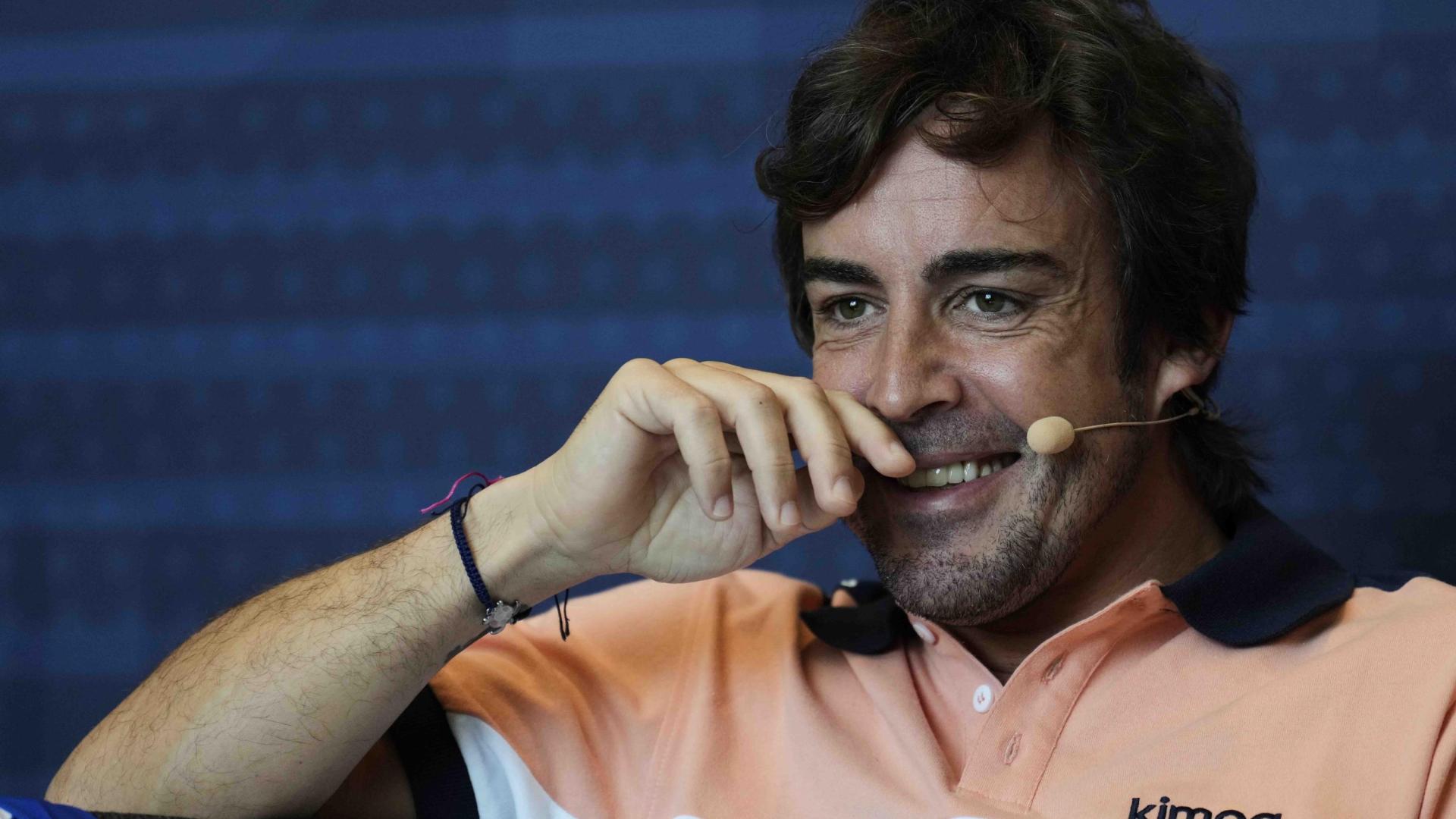 El piloto español Fernando Alonso (Alpine) durante un acto promocional en Barcelona