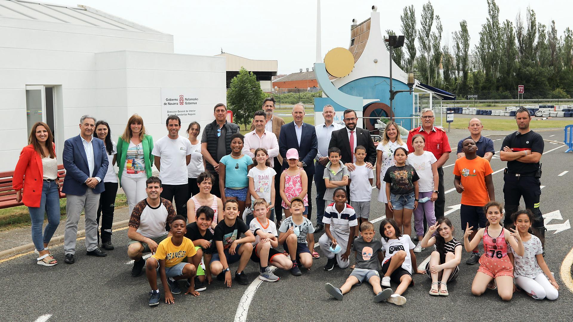 Autoridades, personal del Parque Polo y escolares posan este viernes