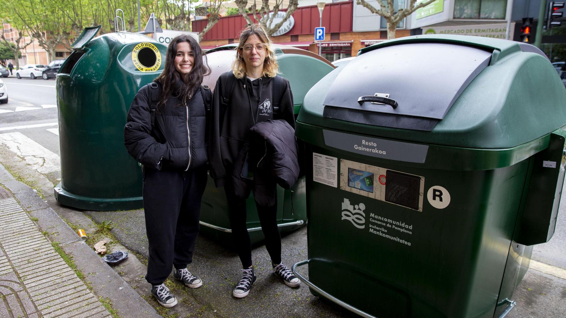 Adriana y Marina Sarría, estudiantes, junto a los nuevos contenedores en Ermitagaña.